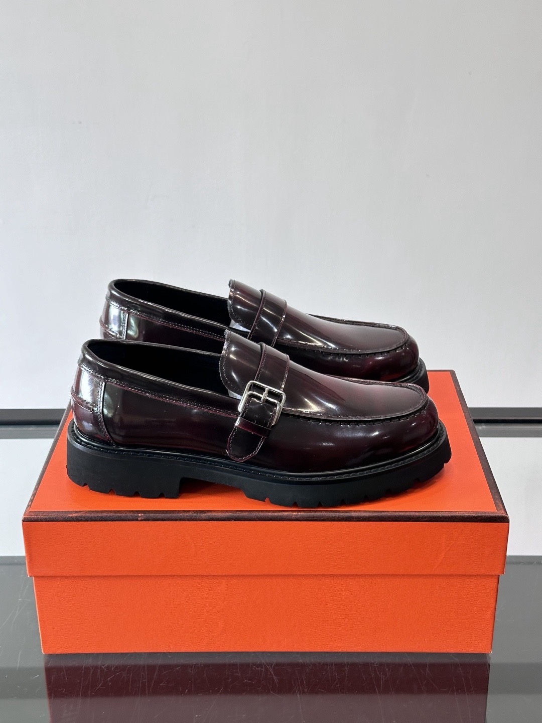 Лоферы мужские в стиле Hermes из лакированной кожи бордового цвета