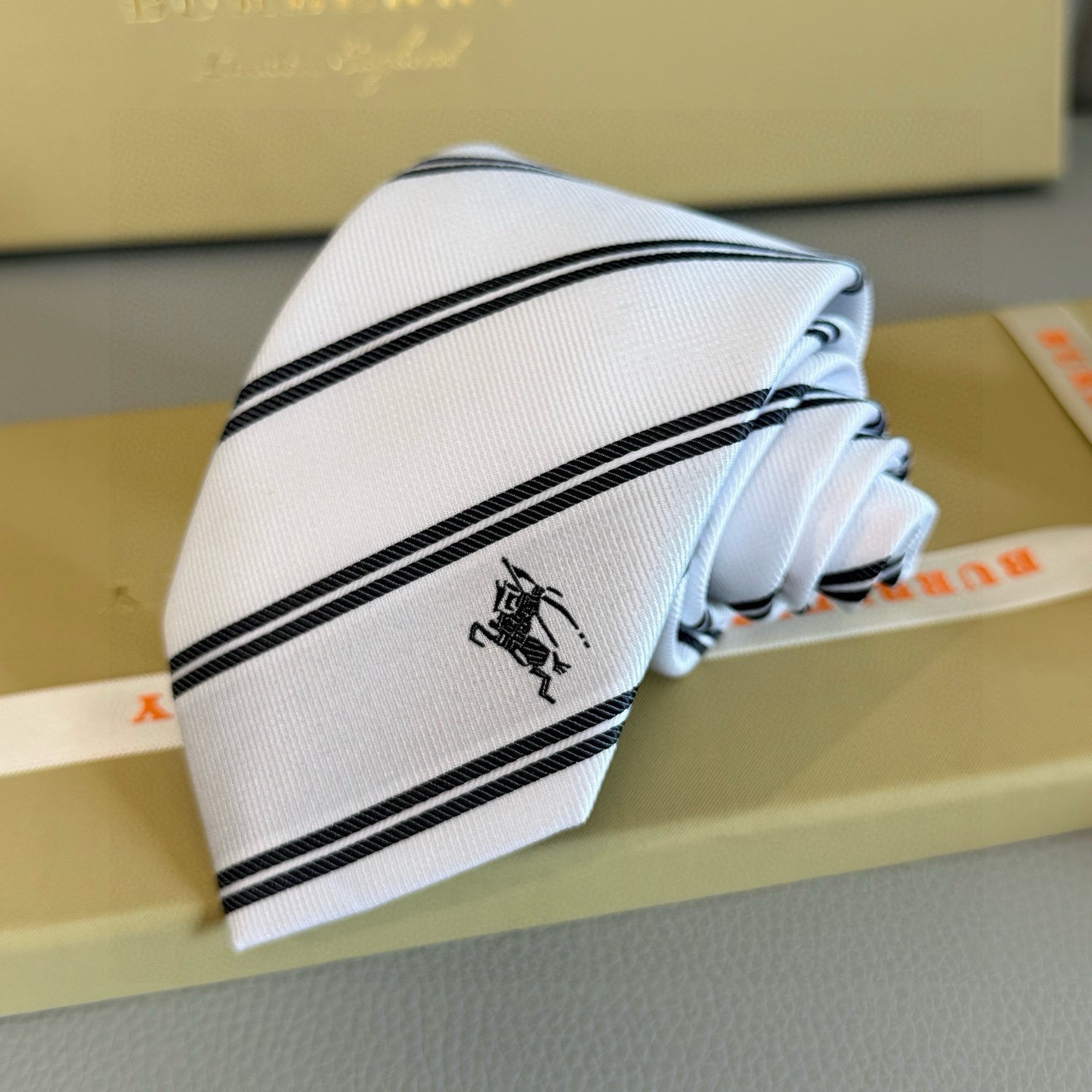 Галстук мужской в стиле Burberry белого цвета с диагональными полосами и вышивкой