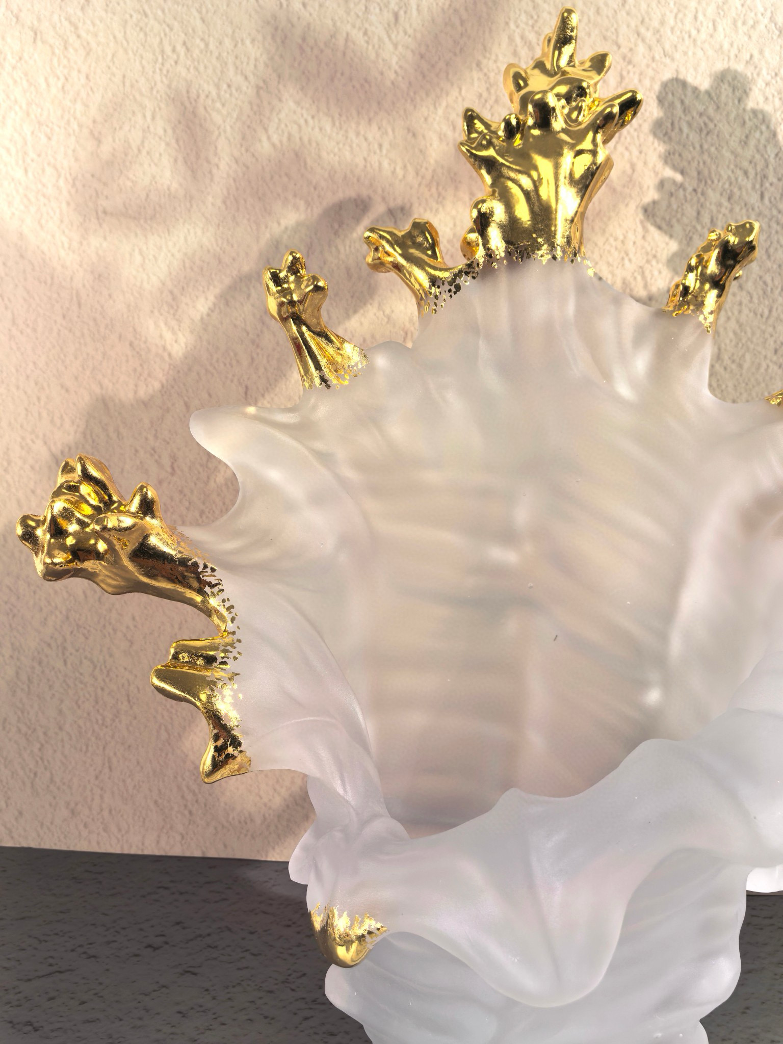 Ваза хрустальная в стиле Daum Sea Conch, бело-золотого цвета