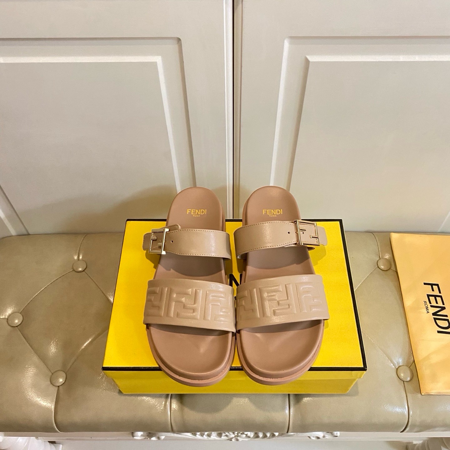 Шлёпанцы в стиле Fendi из натуральной кожи с тиснением