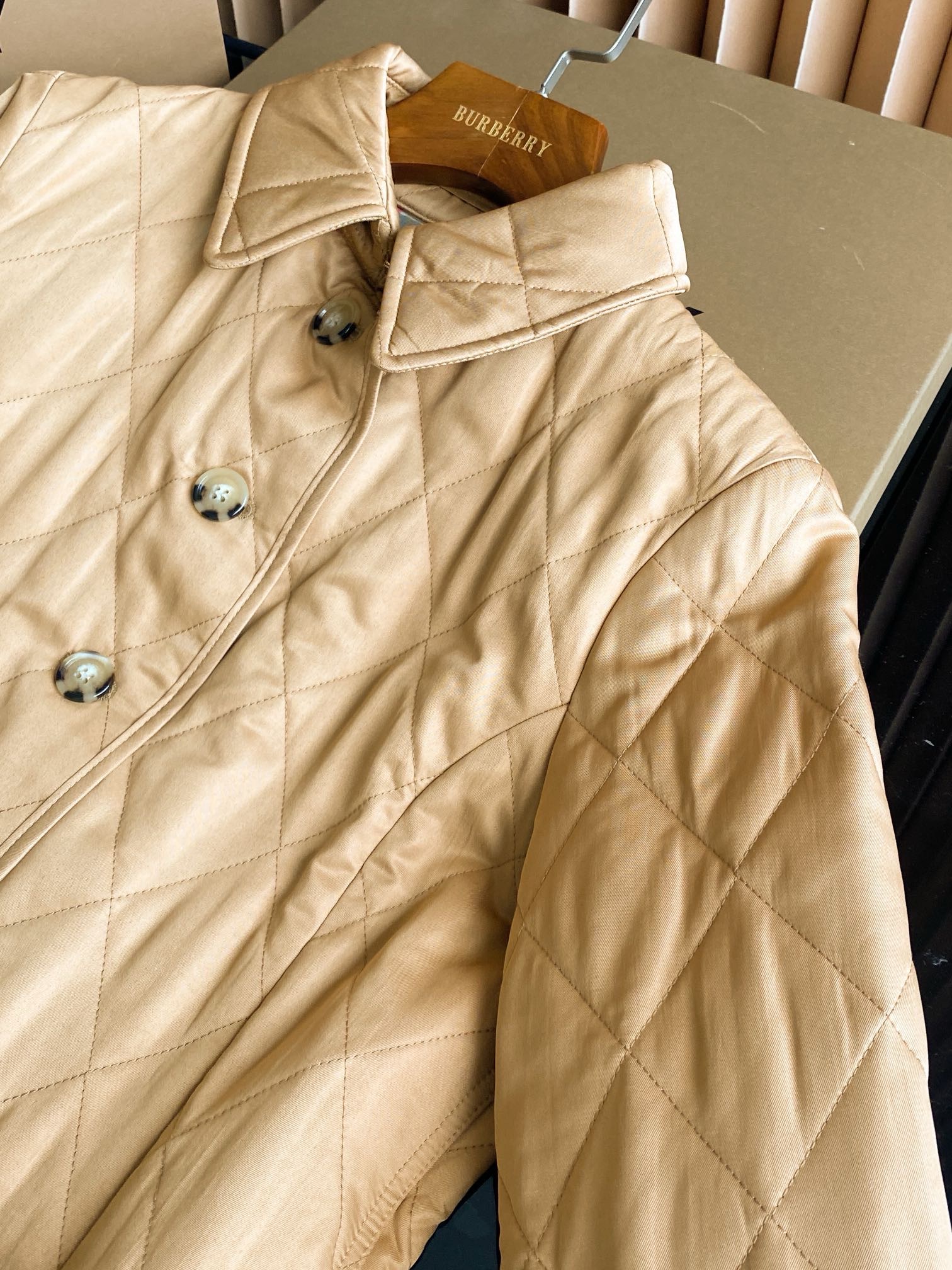 Куртка женская в стиле Burberry бежевого цвета