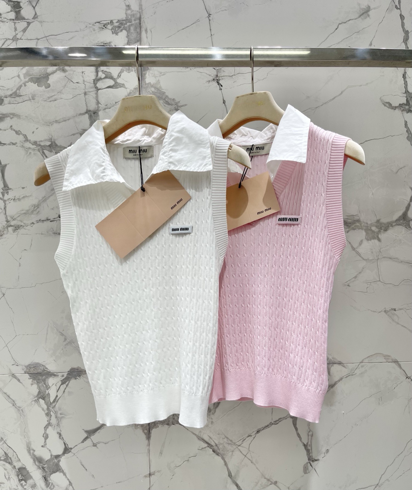 Топ женский в стиле Miu Miu вязаный с отложным воротником без рукавов розового цвета