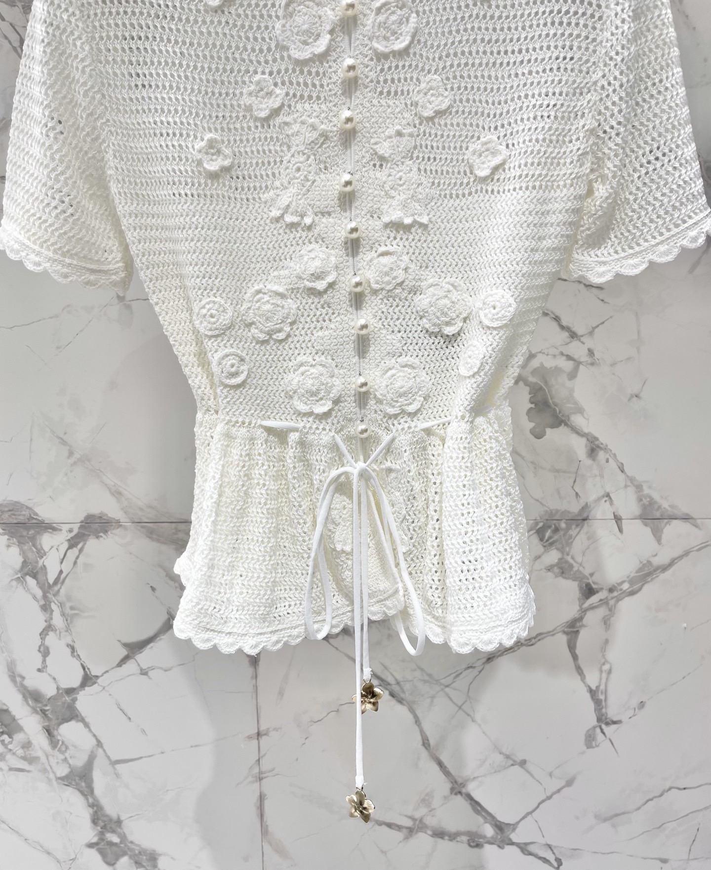 Топ женский в стиле Self-Portrait белого цвета с объёмным цветочным декором и жемчужными пуговицами