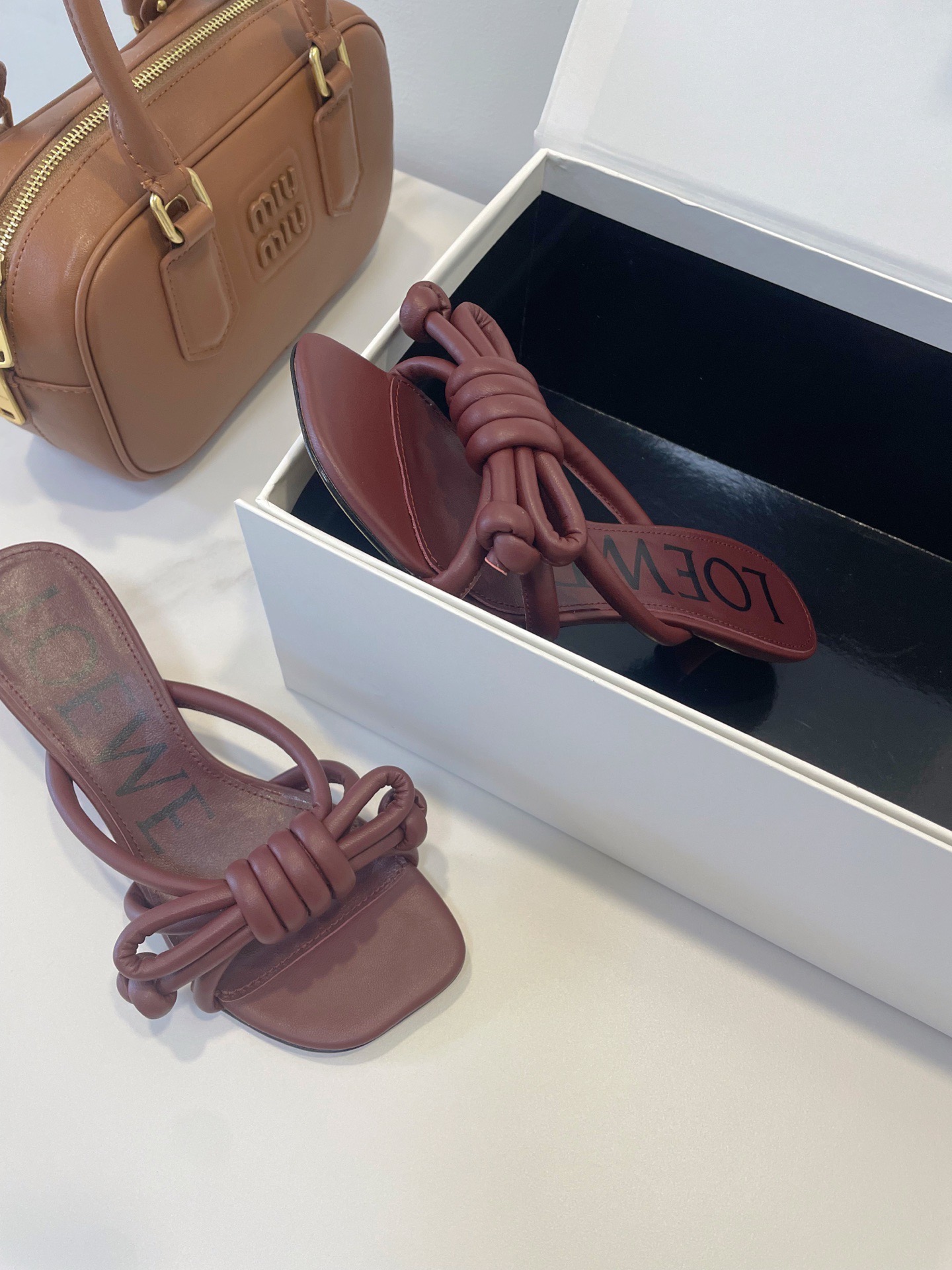 Мюли женские в стиле Loewe с узлом бордового цвета