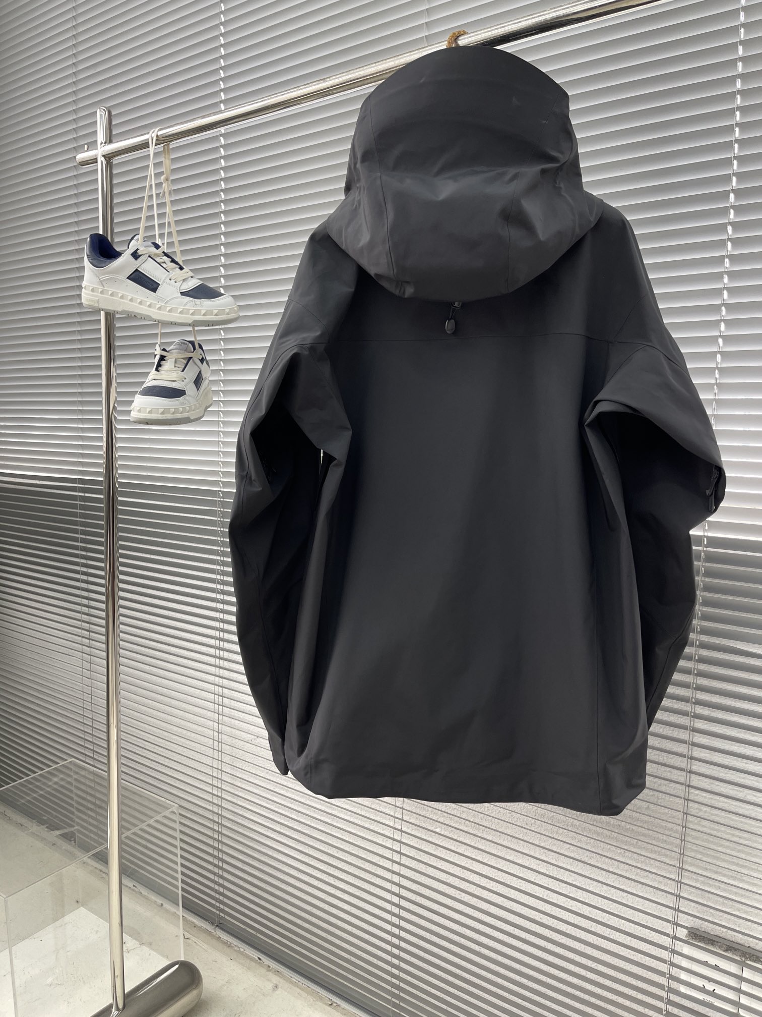 Куртка унисекс в стиле Arc'teryx Alpha SV с капюшоном чёрного цвета