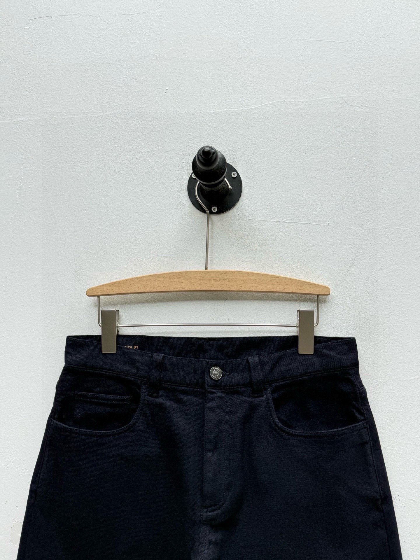 Джинсы мужские в стиле Zegna из хлопково-льняного денима тёмно-синего цвета с вышивкой логотипа