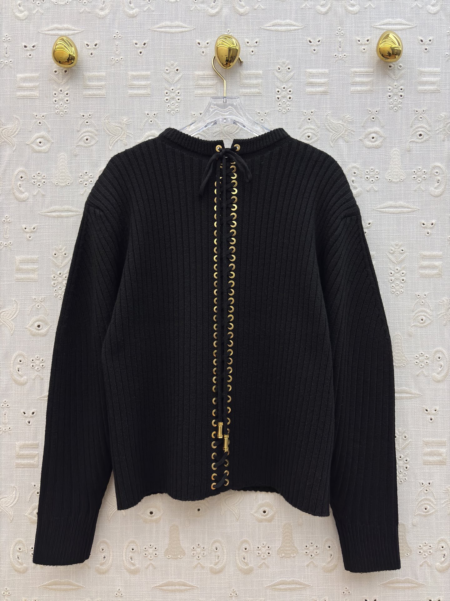 Свитер женский в стиле Schiaparelli чёрного цвета с декоративной шнуровкой на спине