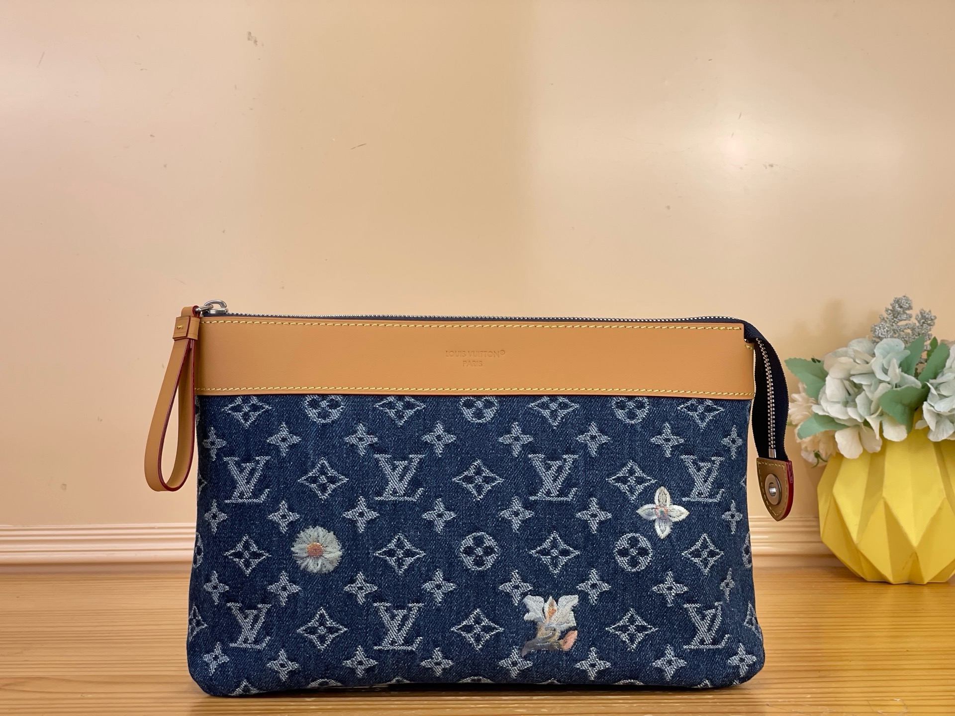 Клатч  Louis Vuitton Pochette Voyage Souple синего цвета