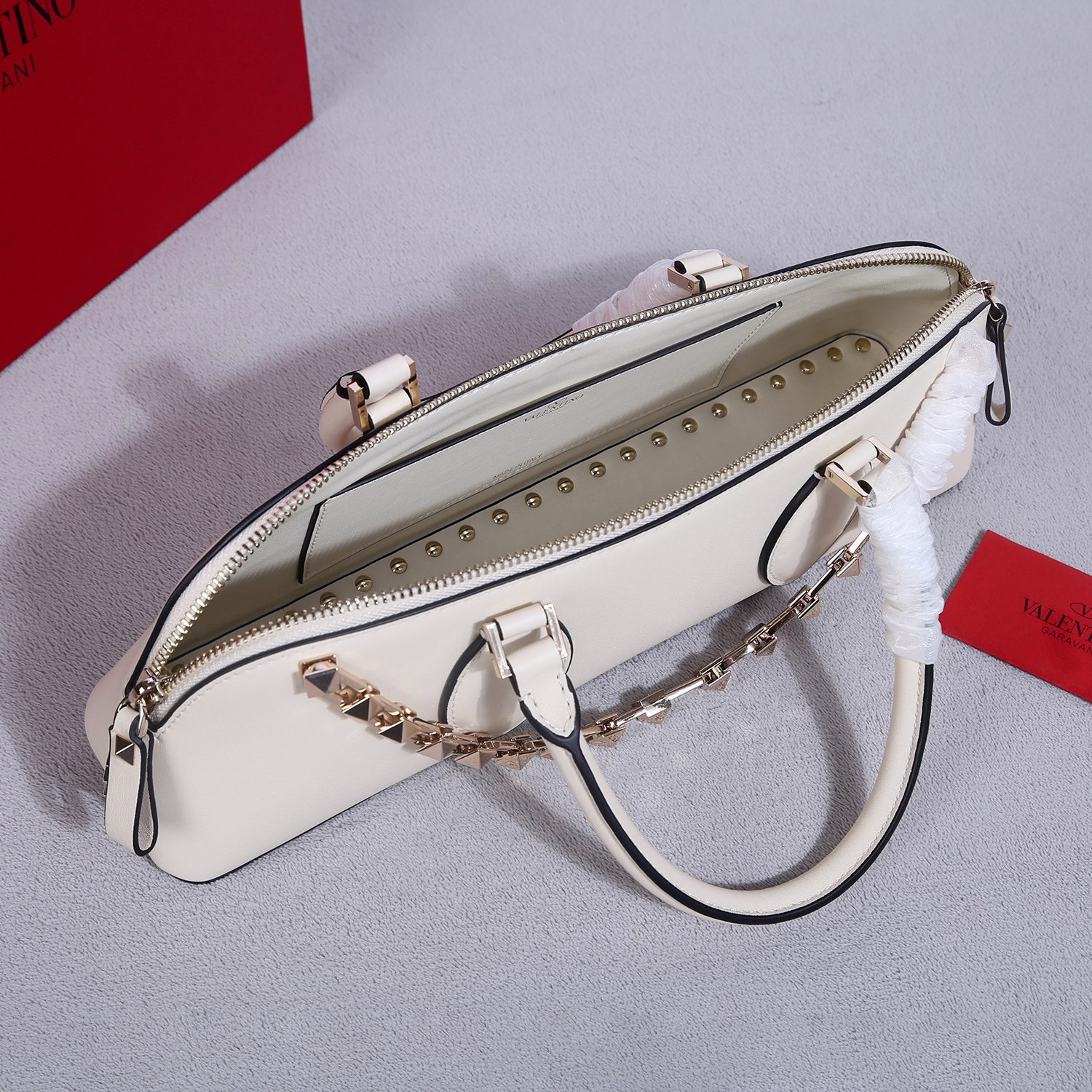 Сумка женская в стиле Valentino Garavani Rockstud E/W кожи  белого цвета