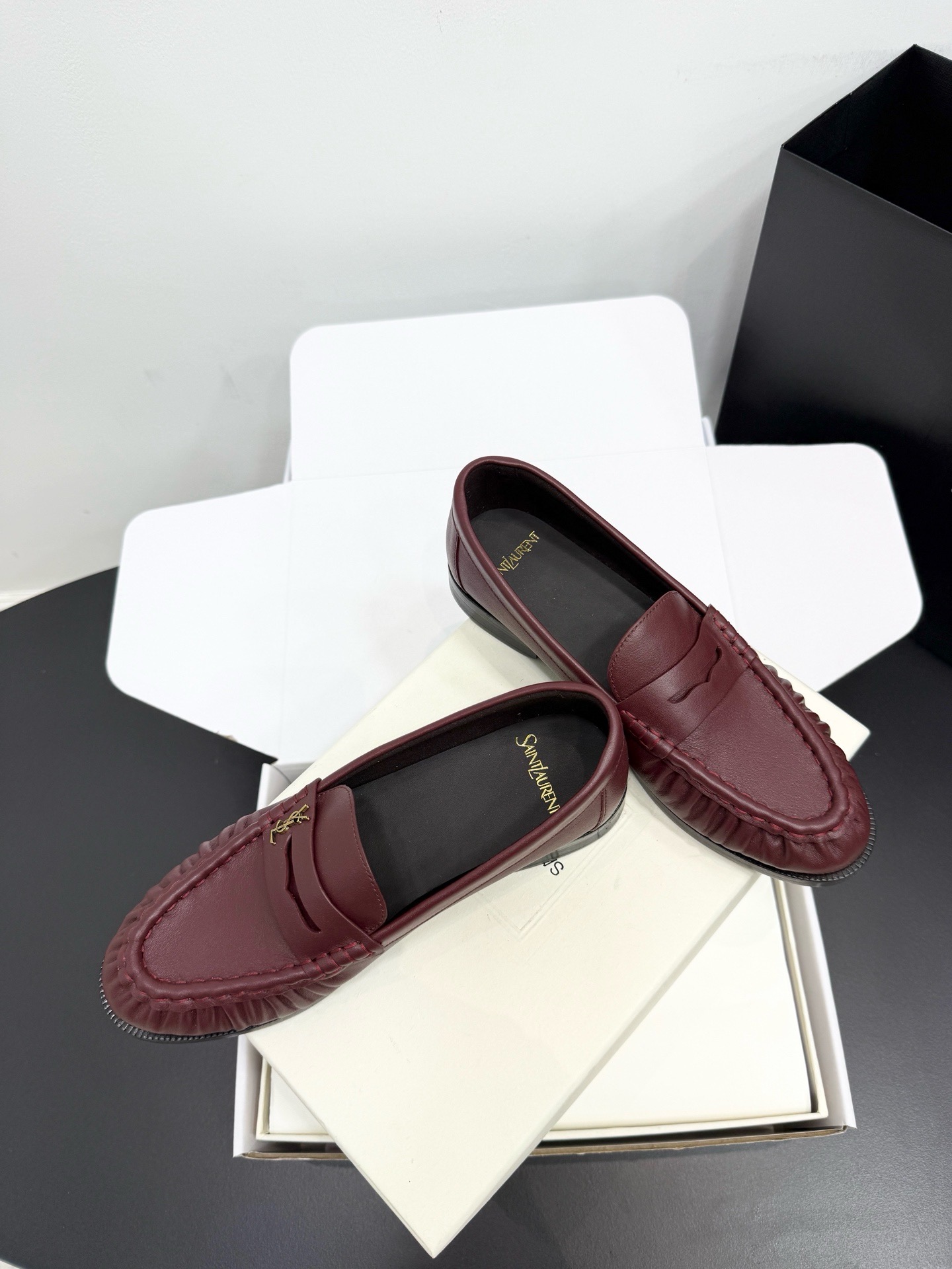 Лоферы женские в стиле Saint Laurent Le Loafer бордового цвета