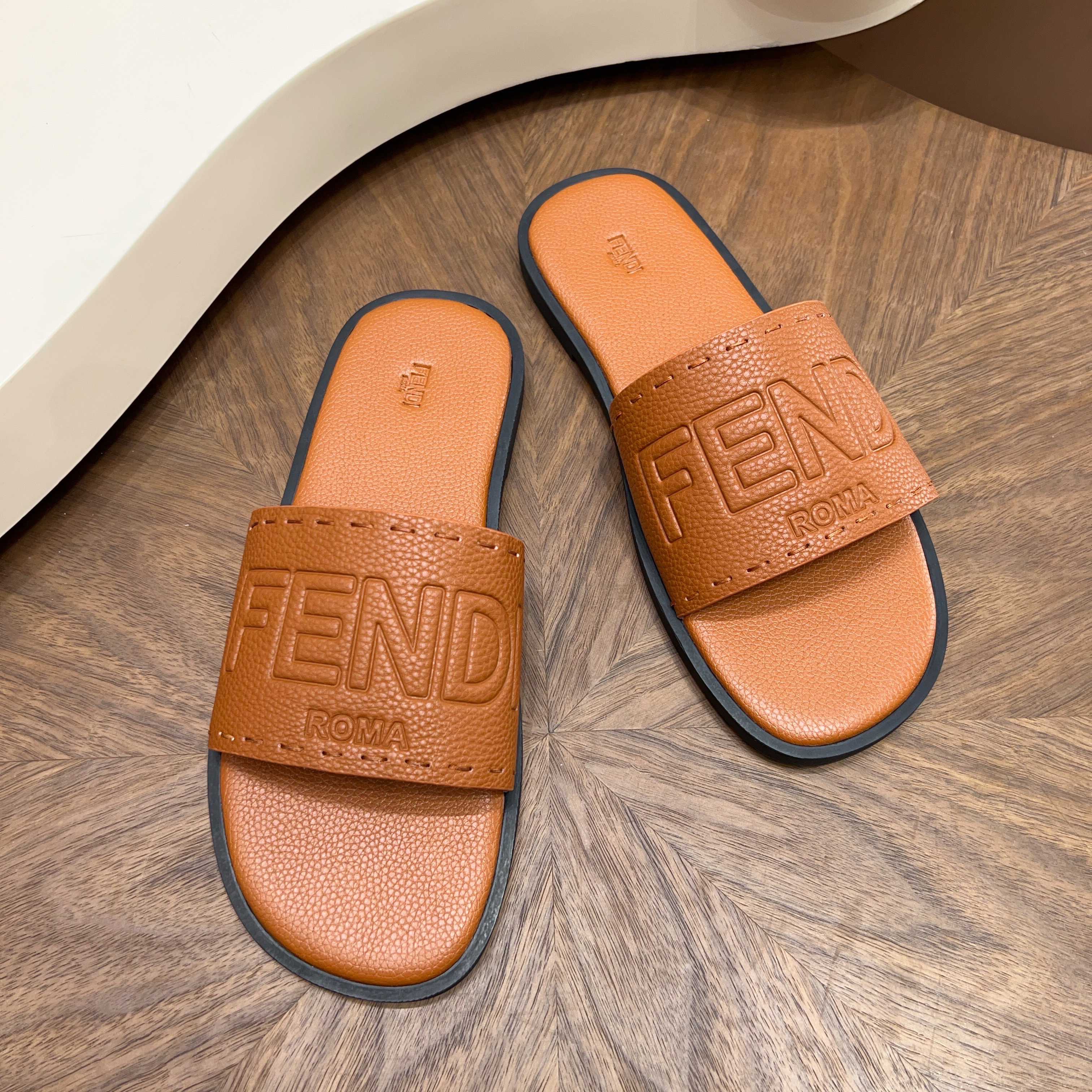 Сандалии мужские в стиле Fendi коричневого цвета