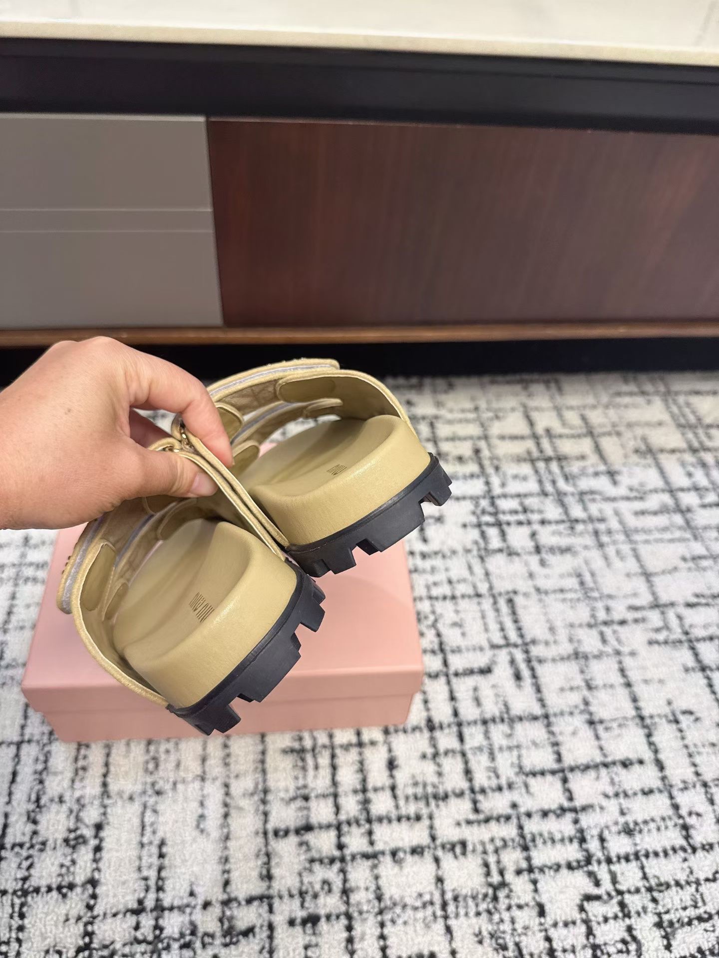 Шлёпанцы женские в стиле Miu Miu бежевого цвета