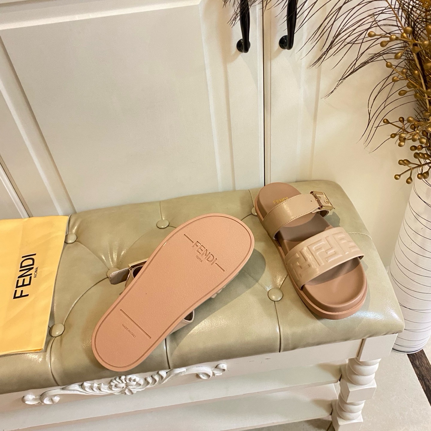 Шлёпанцы в стиле Fendi из натуральной кожи с тиснением