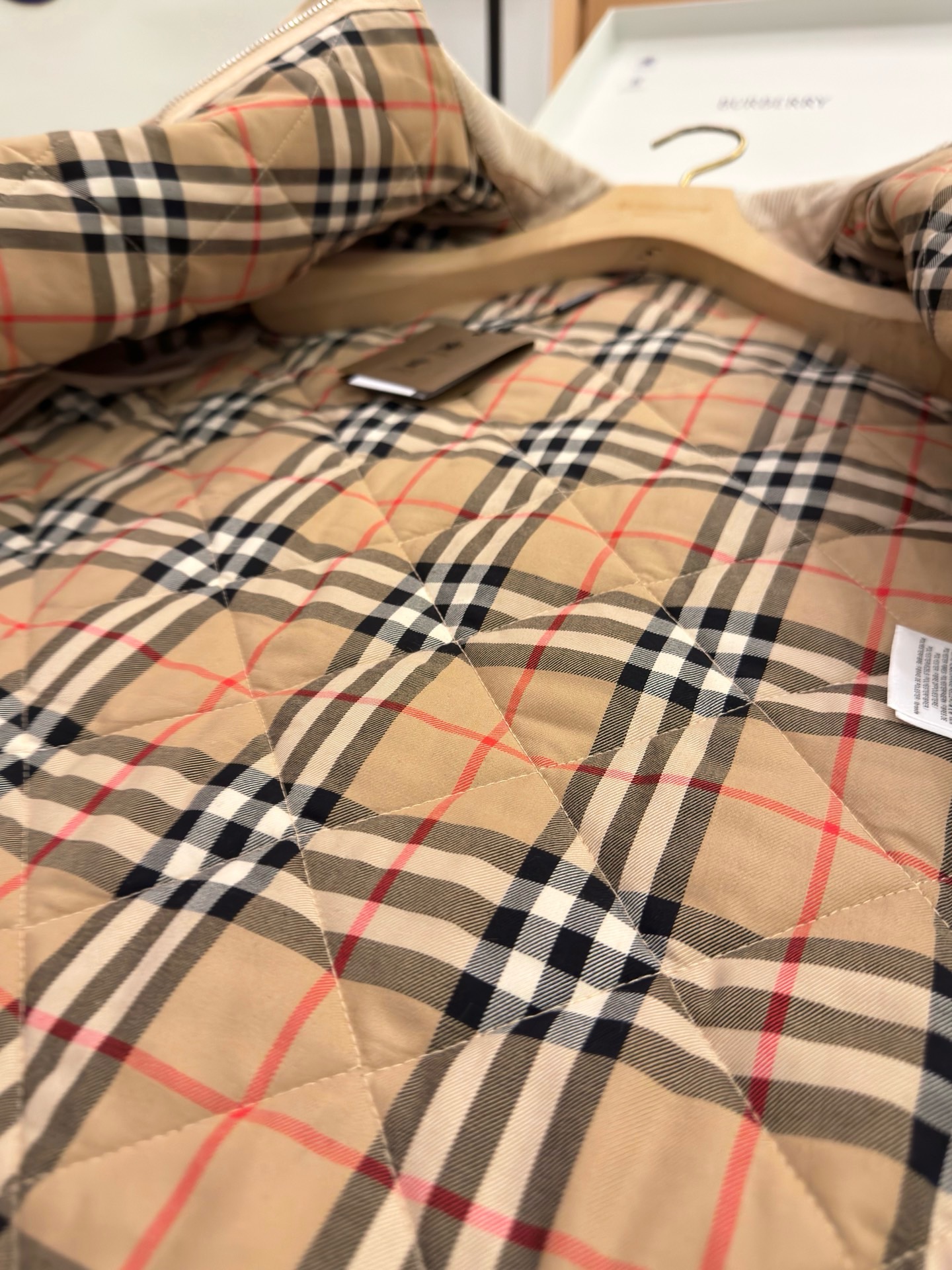 Куртка женская в стиле Burberry укороченная светло-коричневого цвета с вельветовым воротником