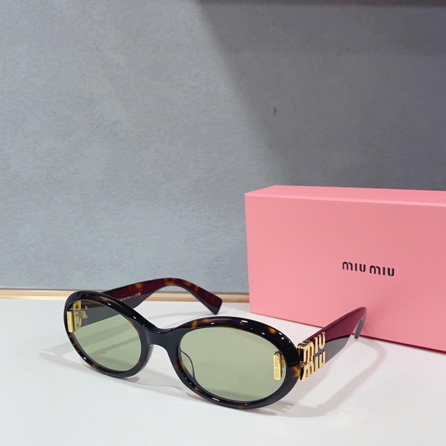 Очки солнцезащитные женские в стиле Miu Miu овальной формы