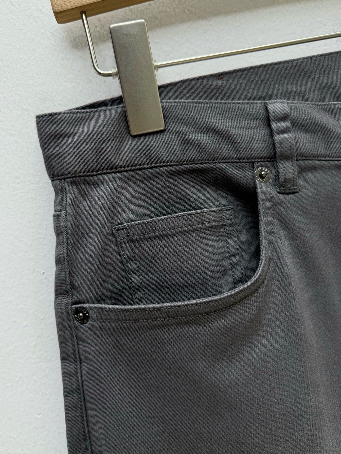 Джинсы мужские в стиле Zegna серого цвета с кожаным патчем