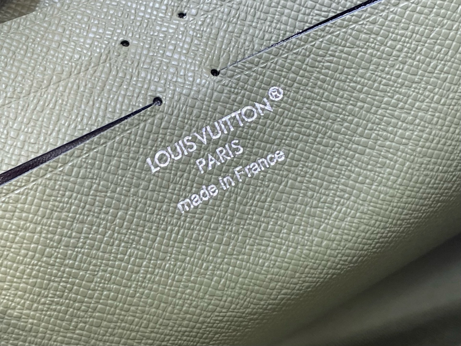 Клатч Louis Vuitton Pochette Voyage чёрно-зелёного цвета