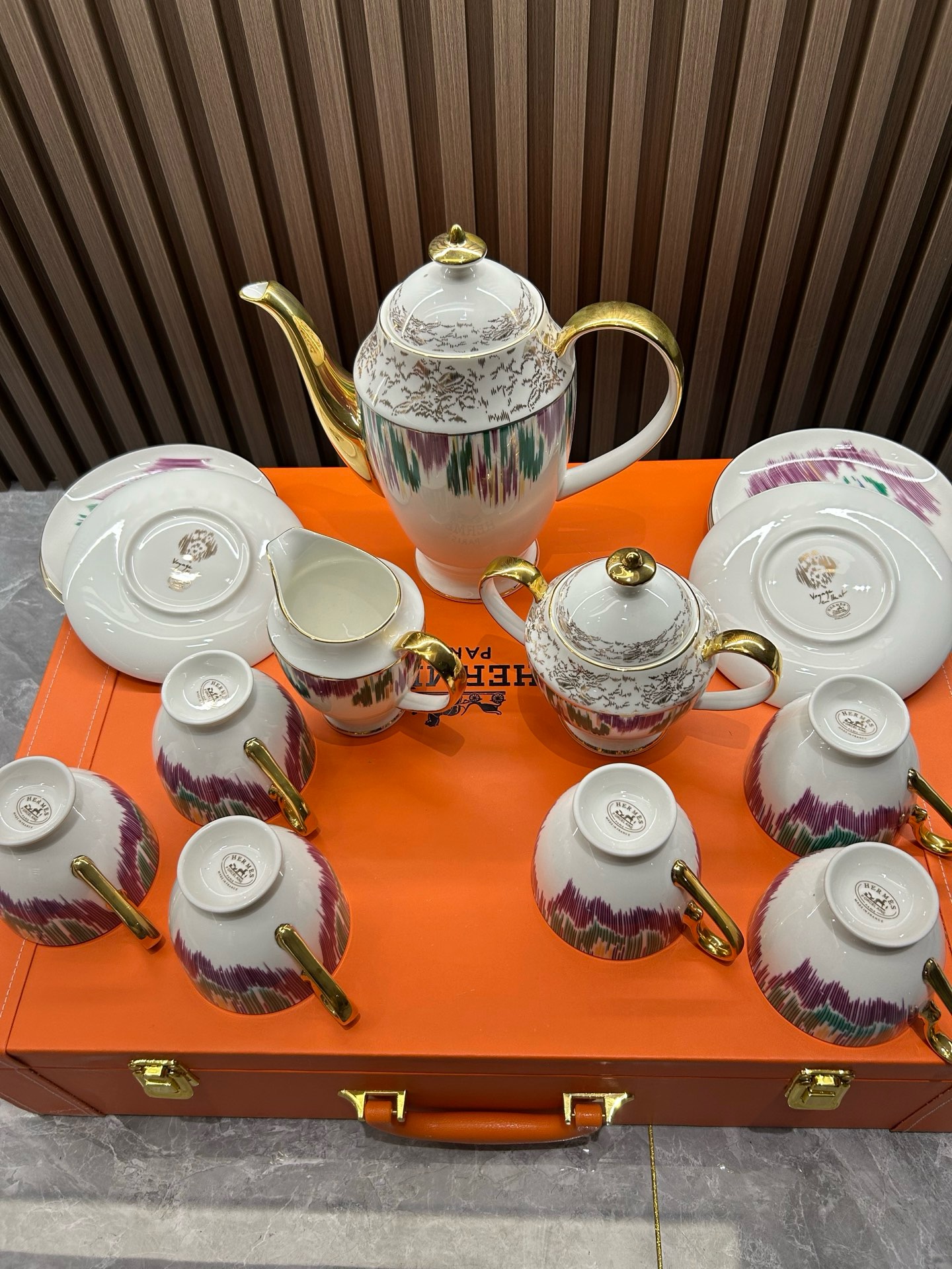 Чайно-кофейный сервиз Hermes из костяного фарфора с декоративной росписью
