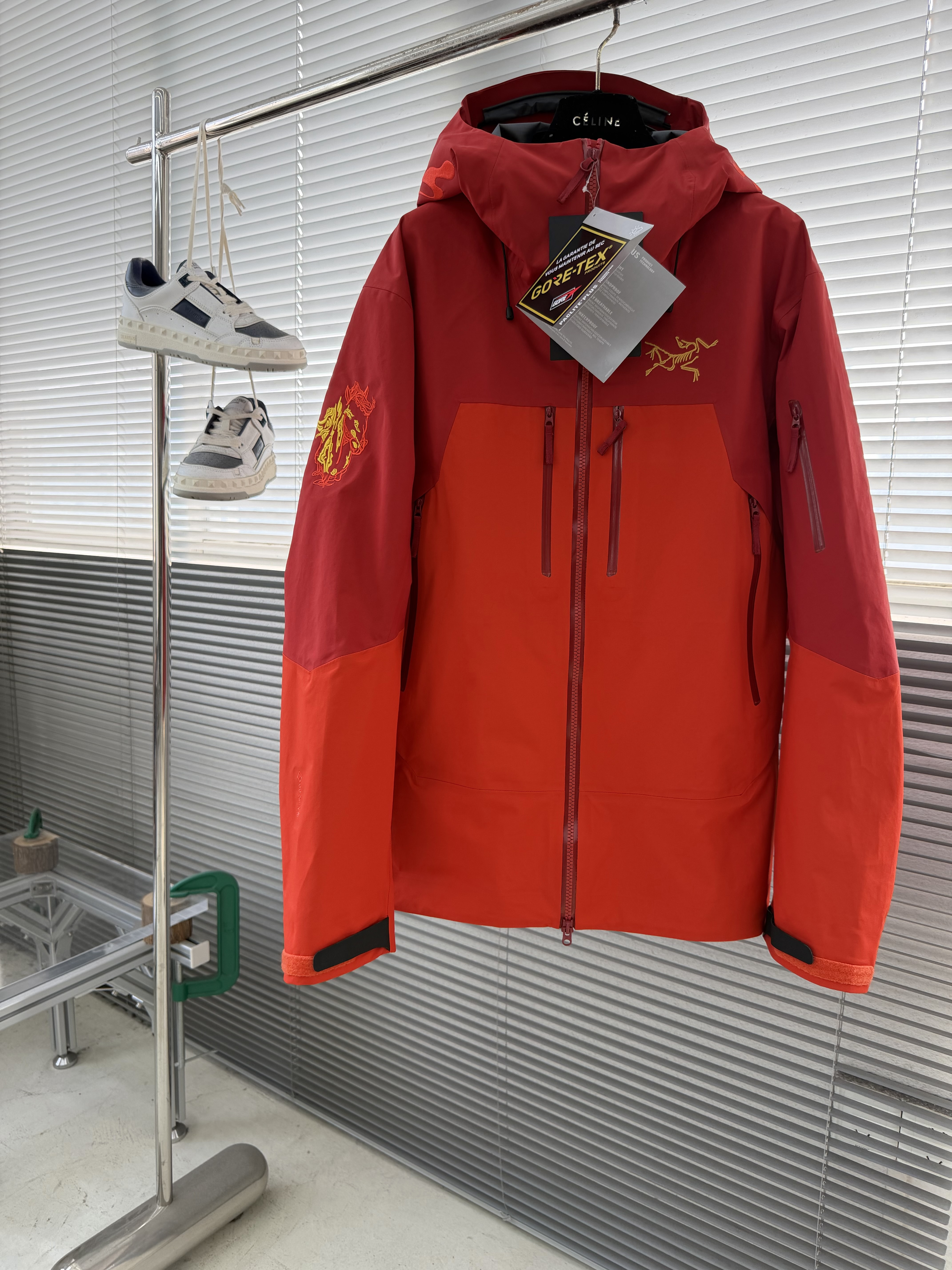 Куртка унисекс в стиле Arc’teryx Alpha SV  красного цвета с вышивкой