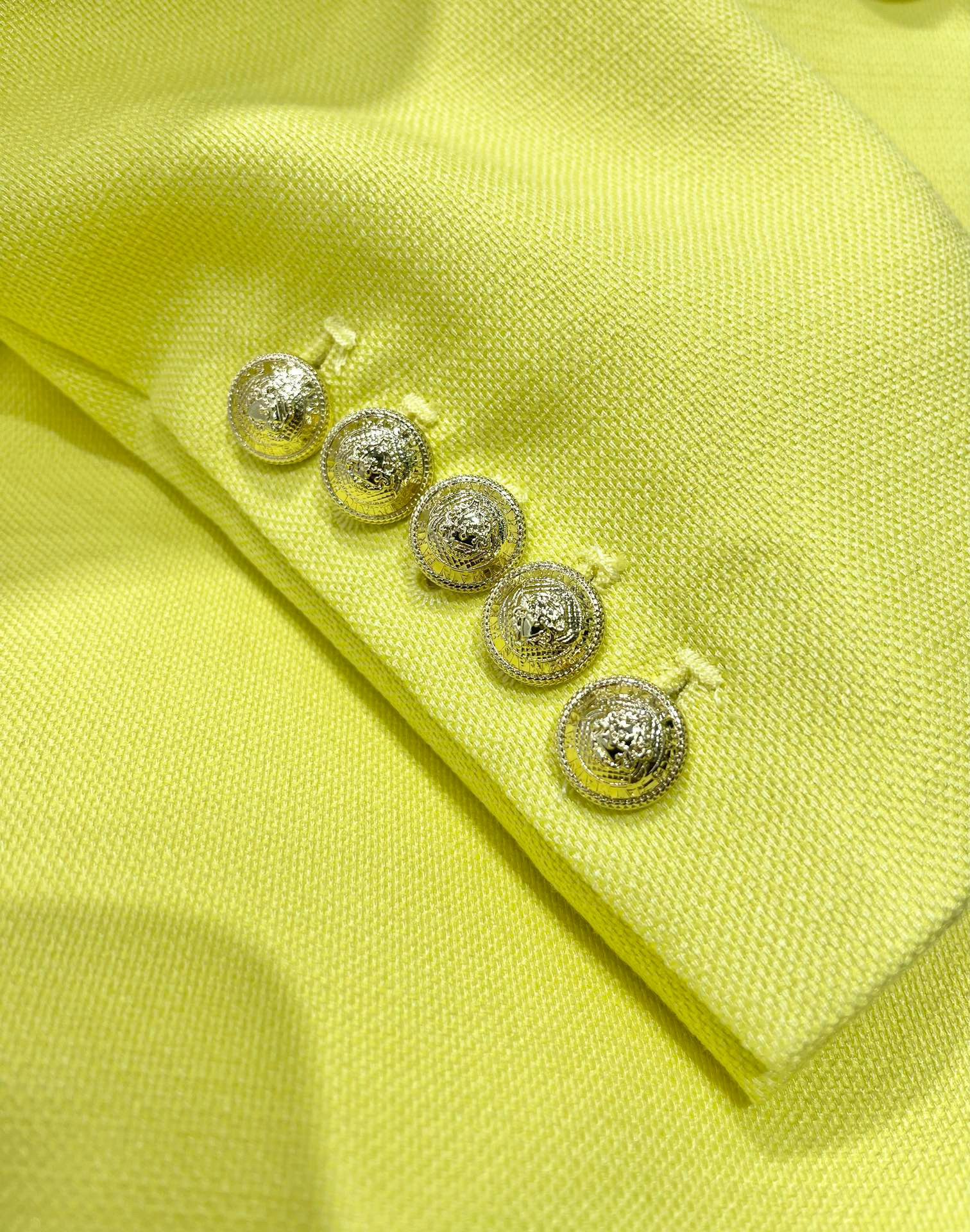 Жакет женский в стиле Balmain лимонно-жёлтого цвета с фирменными пуговицами