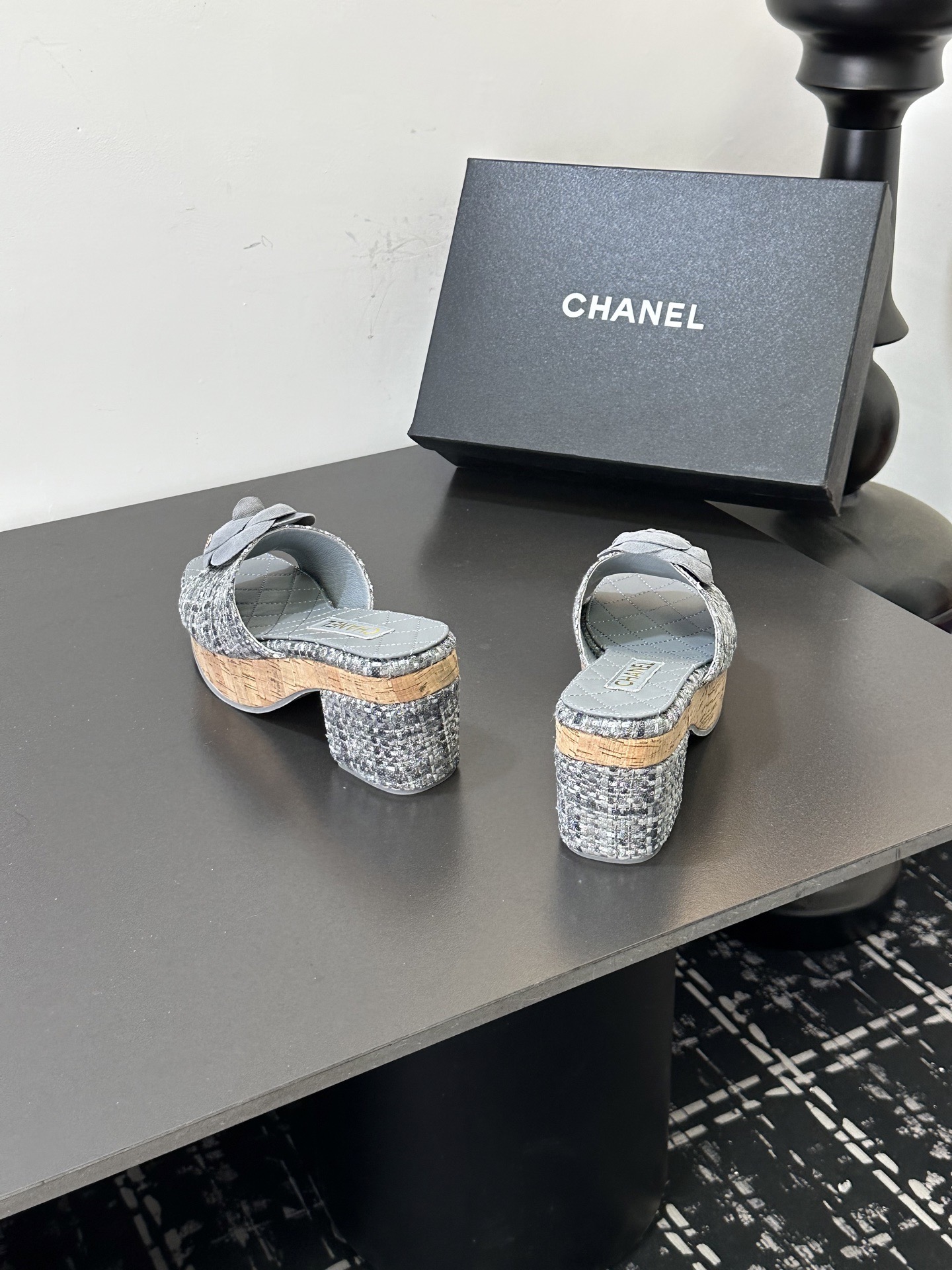 Мюли женские в стиле Chanel с цветком камелии голубого цвета