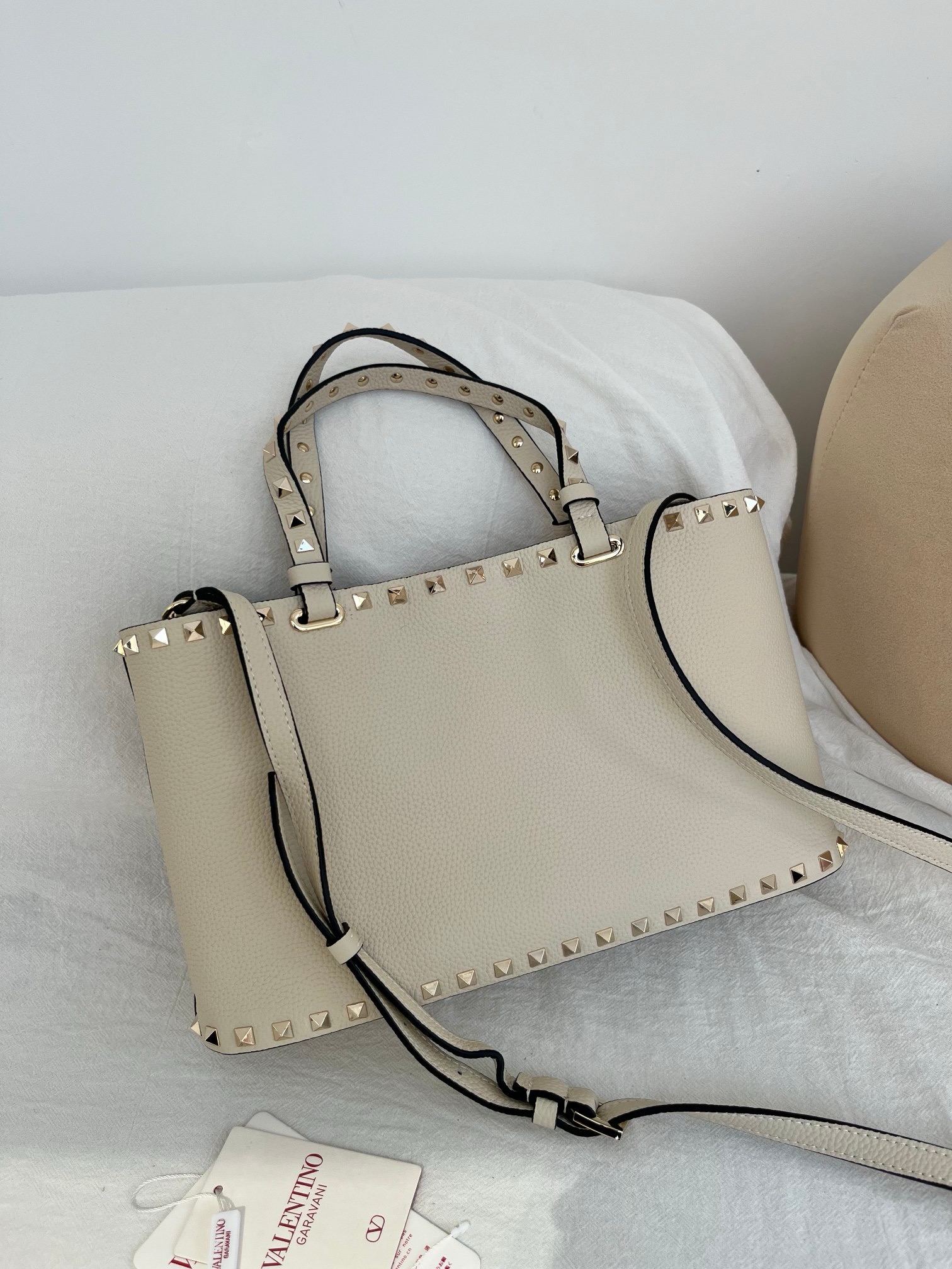 Сумка женская в стиле Valentino Garavani Rockstud молочного цвета