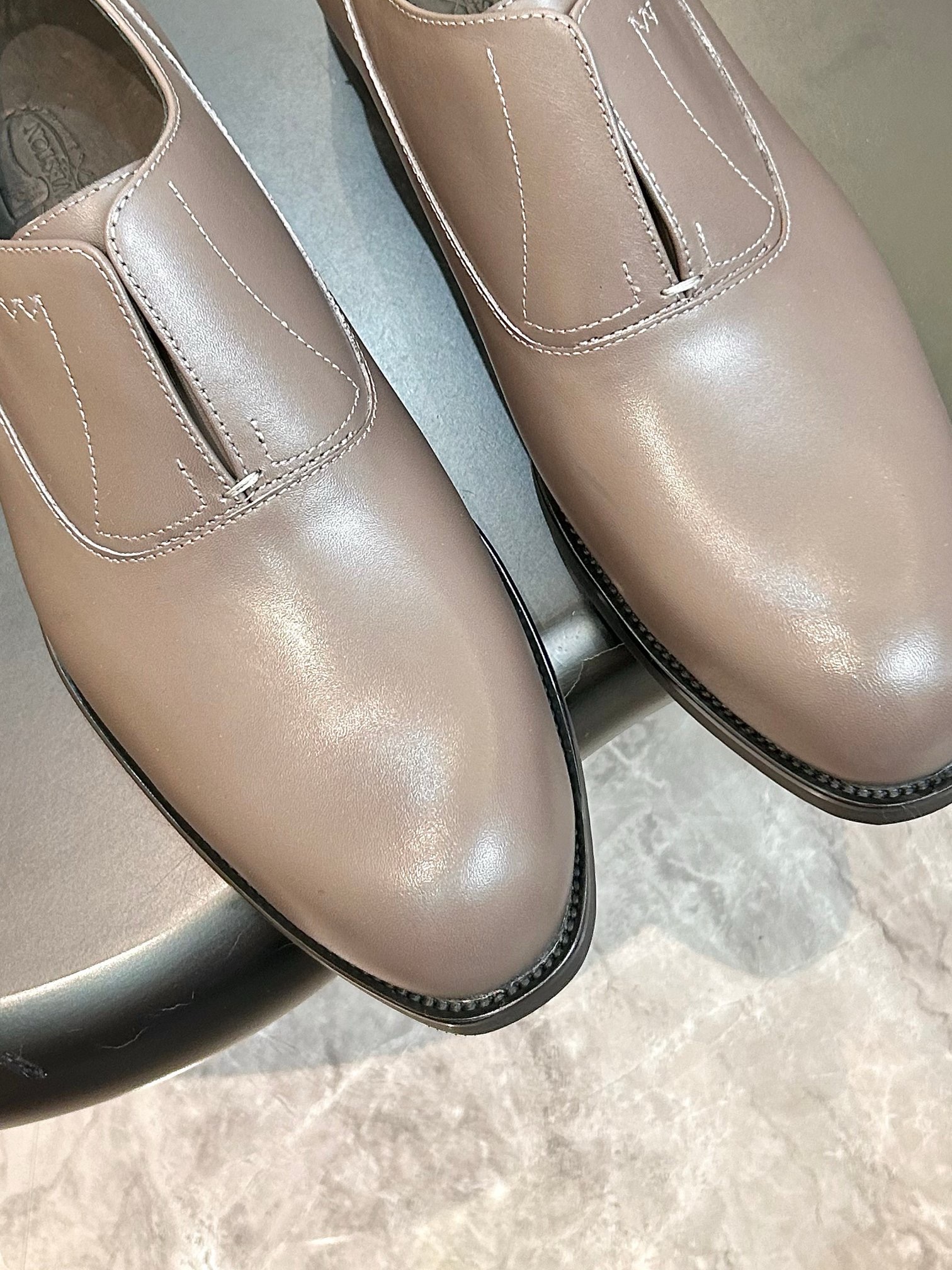 Туфли мужские J.M. Weston Iena Slip-On Oxford серо-бежевого цвета
