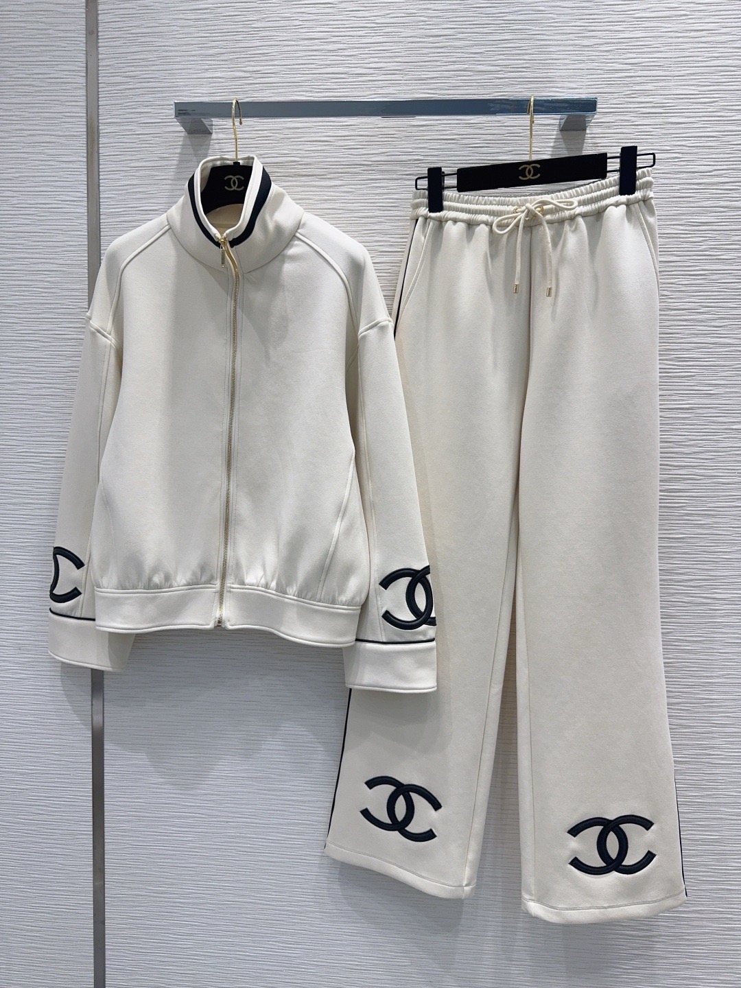 Костюм женский Chanel с фирменным логотипом белого цвета
