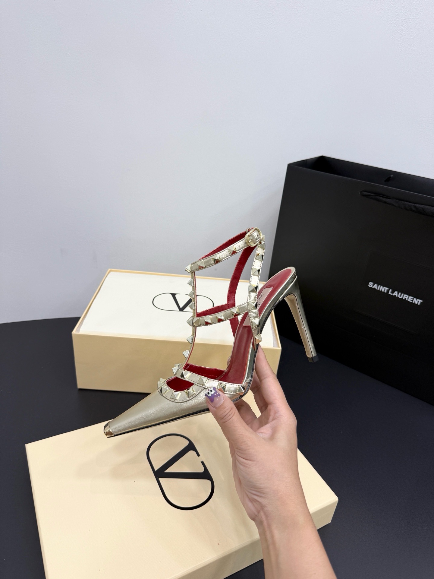 Босоножки женские в стиле Valentino Garavani Rockstud золотистого цвета