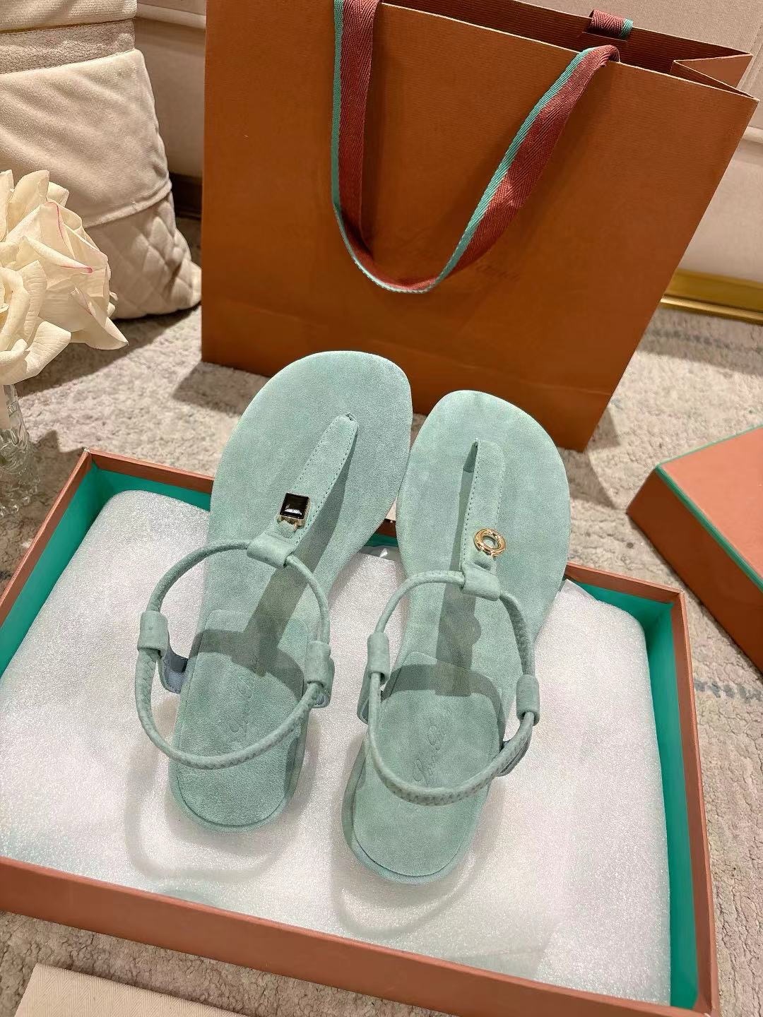 Сандалии женские в стиле Loro Piana с ремешком мятного цвета
