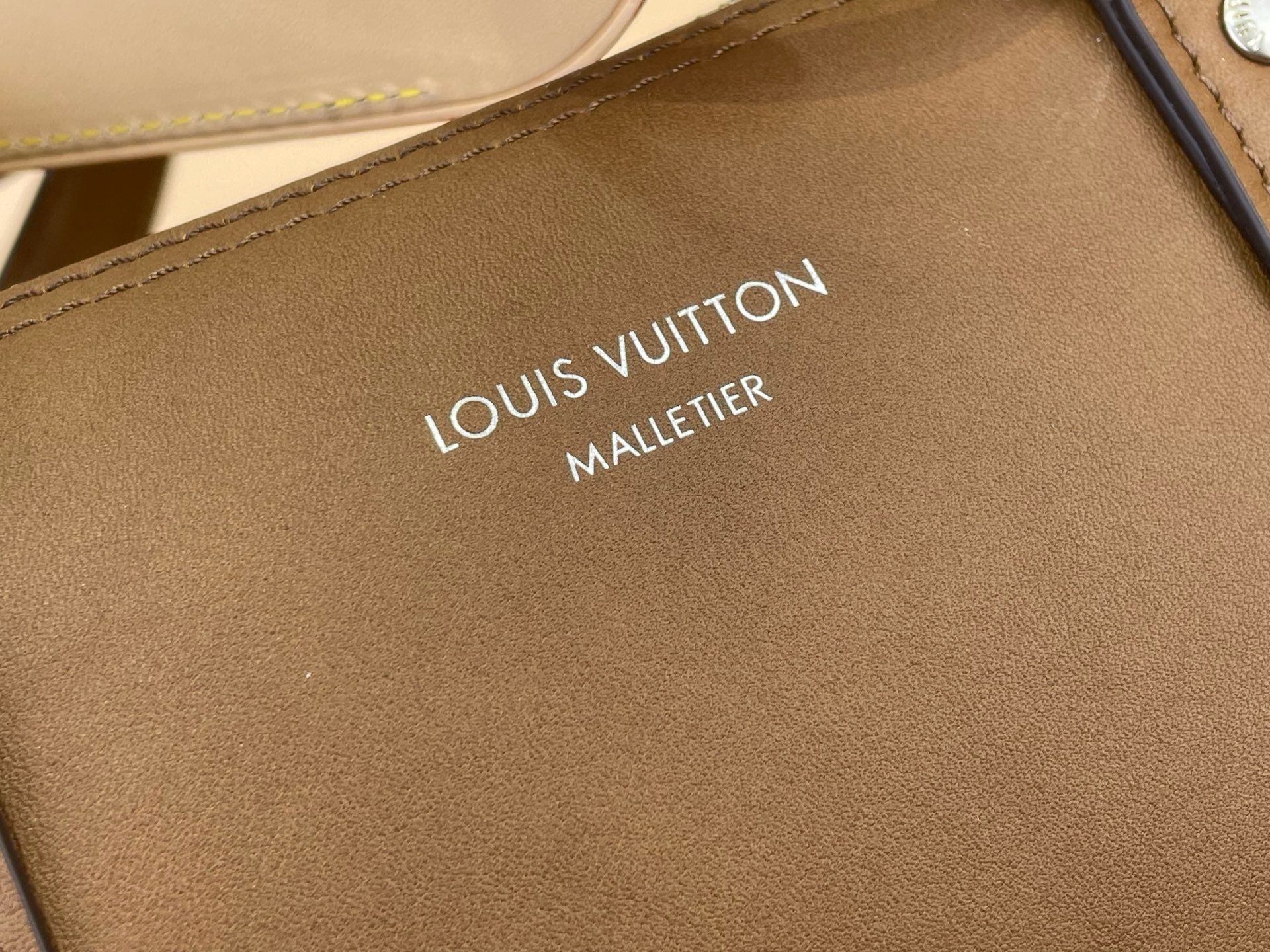 Сумка мужская Louis Vuitton Needle  коричневого цвета