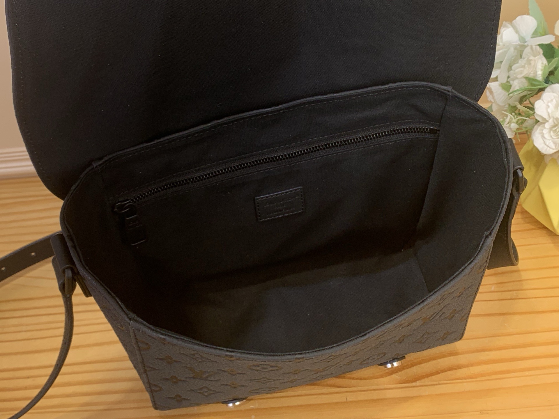 Сумка унисекс в стиле Louis Vuitton Christopher Messenger чёрная Empreinte