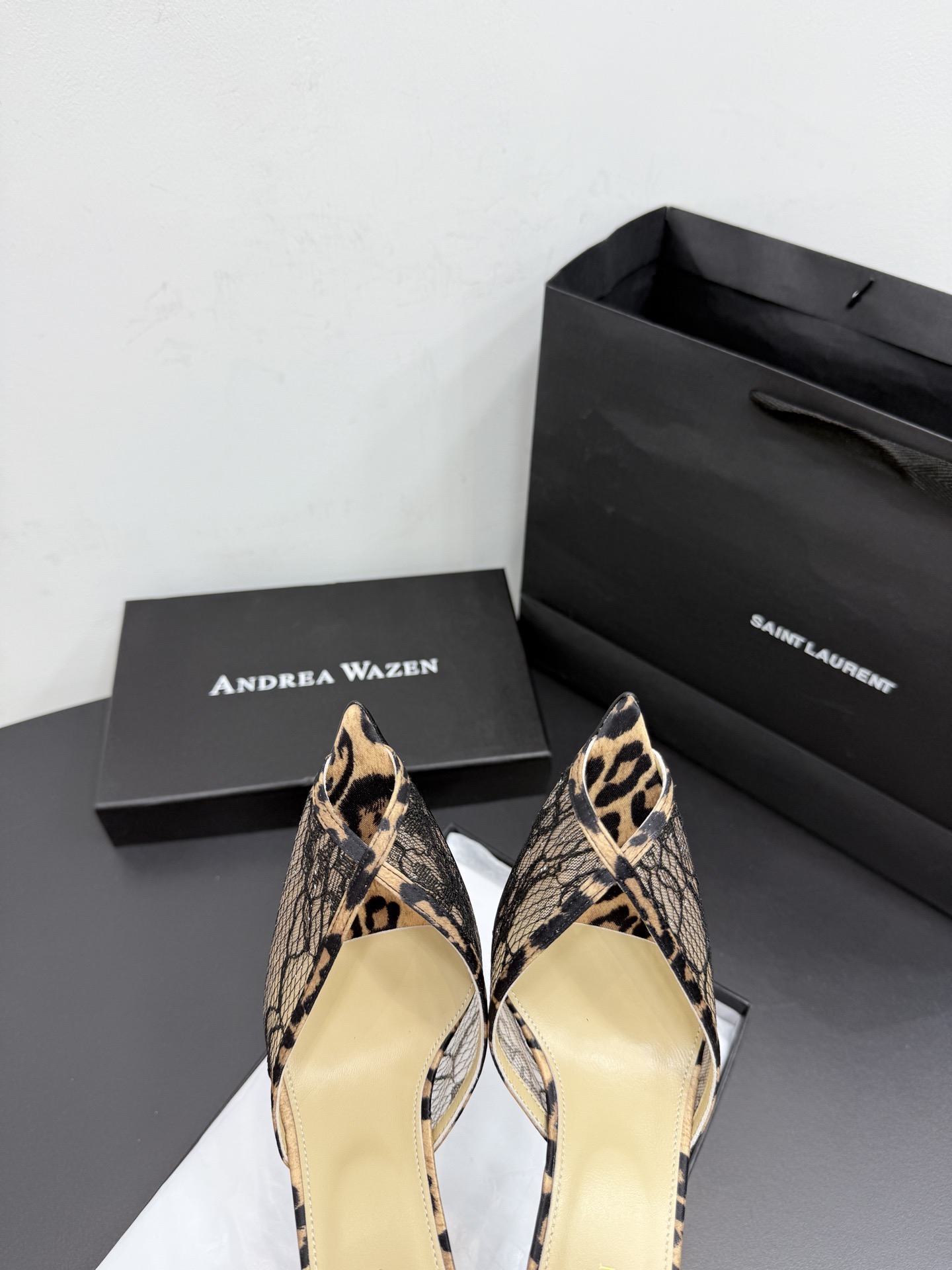 Туфли женские в стиле Andrea Wazen бежево-чёрного цвета