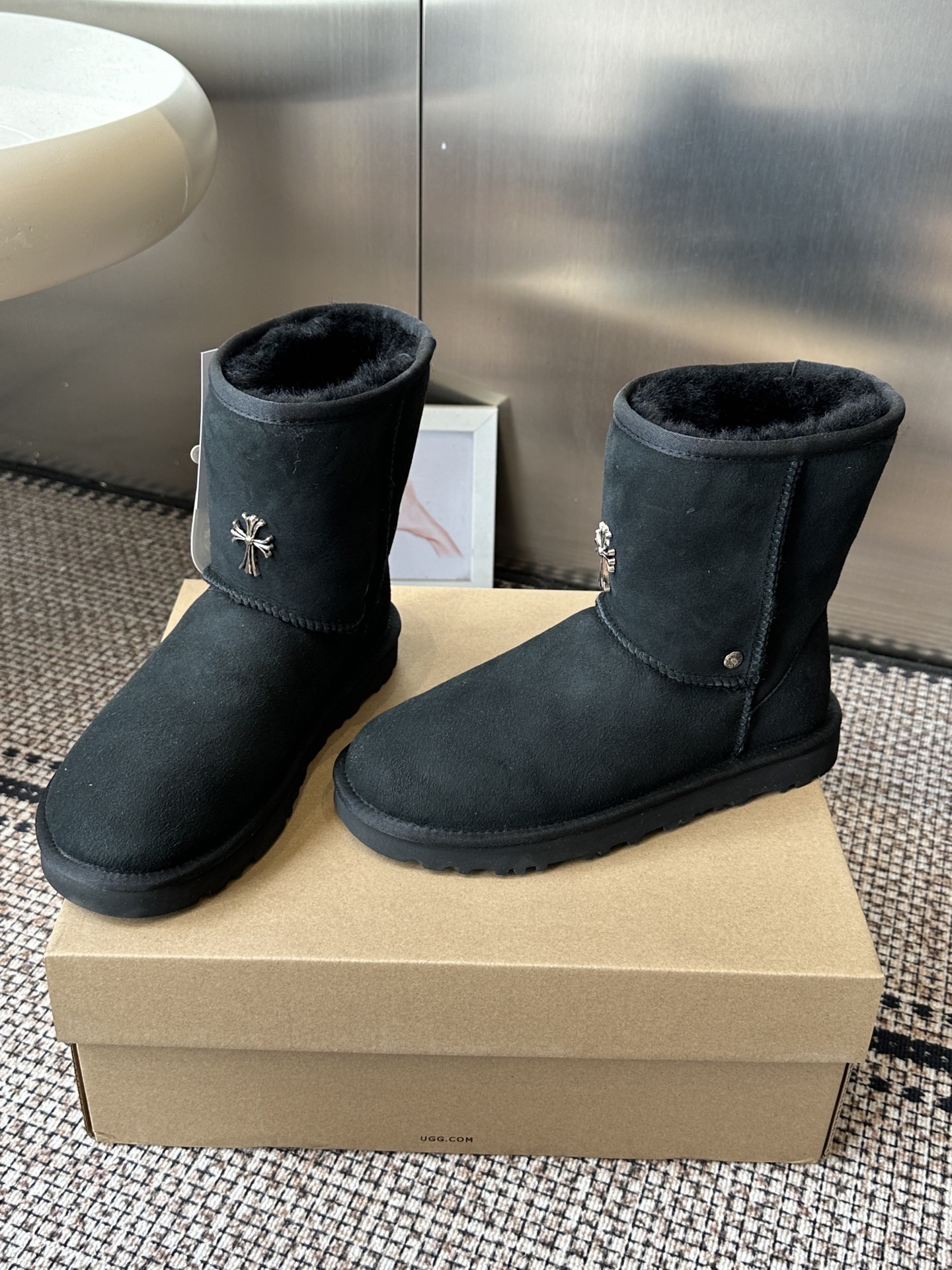 Угги женские UGG x Chrome Hearts Classic Short II черного цвета