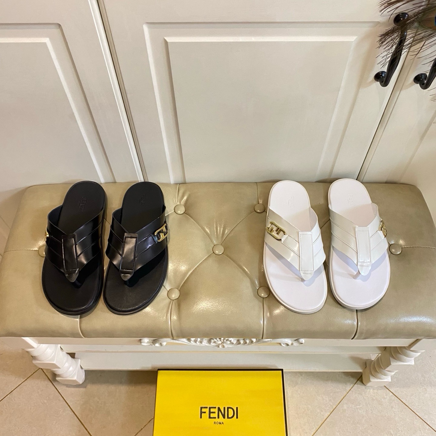 Шлёпанцы в стиле Fendi из натуральной кожи с ремешками