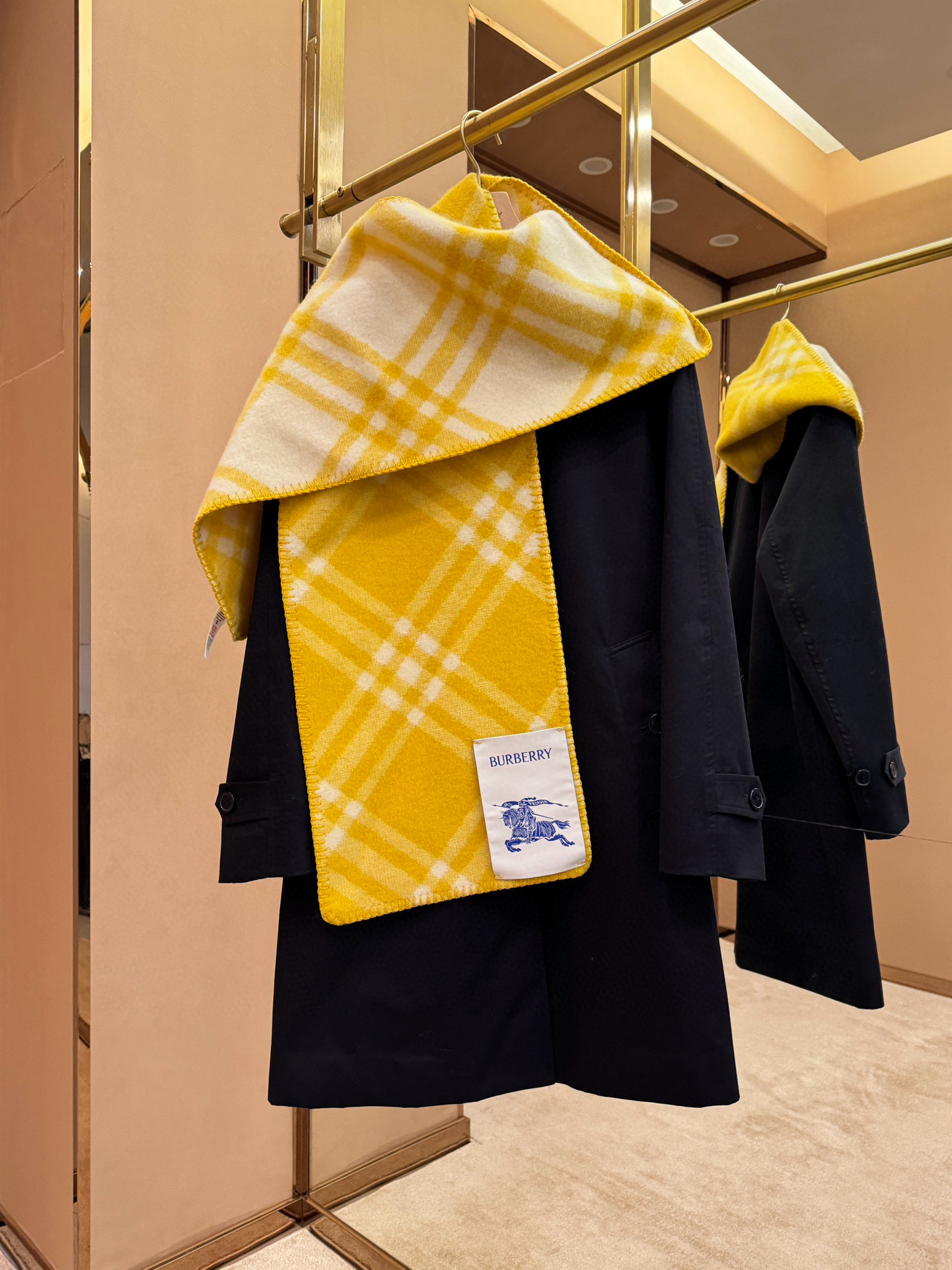 Шарф унисекс в стиле Burberry двусторонний из мягкой шерсти с диагональной клеткой жёлтого  цвета