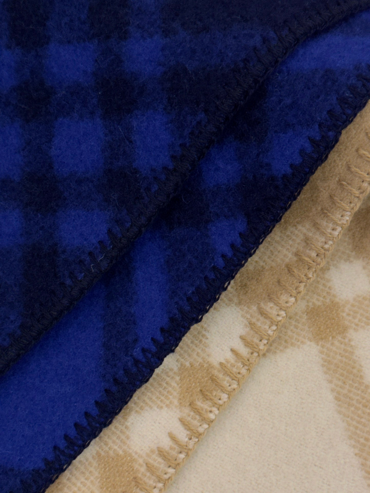 Шарф унисекс в стиле Burberry двусторонний из мягкой шерсти с диагональной клеткой тёмно-синего  цвета