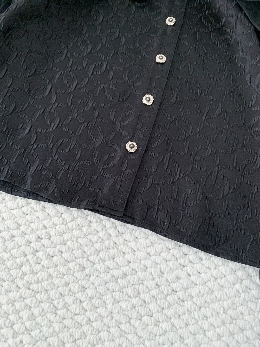 Блуза женская в стиле Chanel с круглым вырезом и бантом из жаккардовой ткани чёрного цвета с прозрачными рукавами