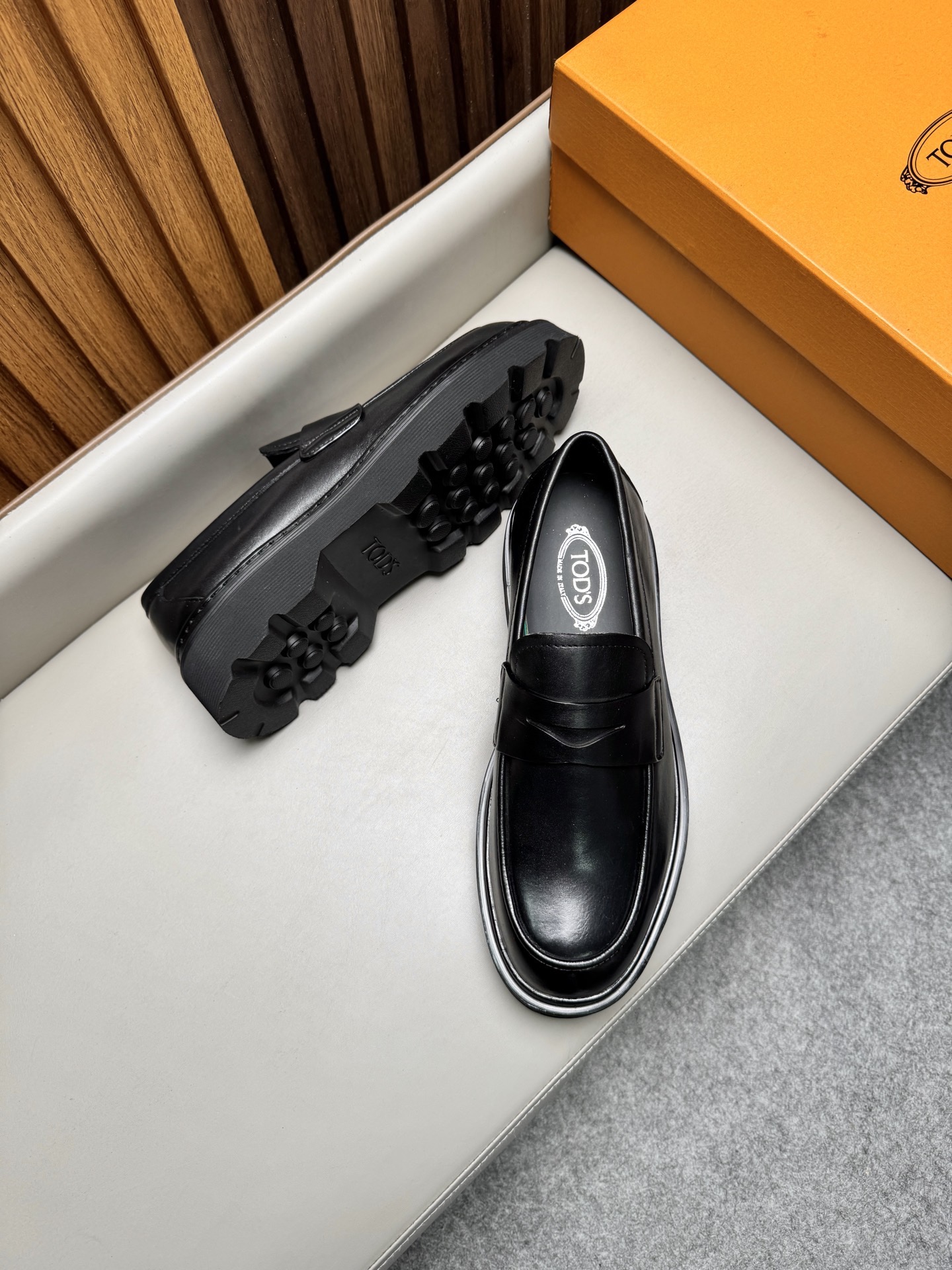 Лоферы мужские в стиле Tod’s черного цвета на массивной подошве