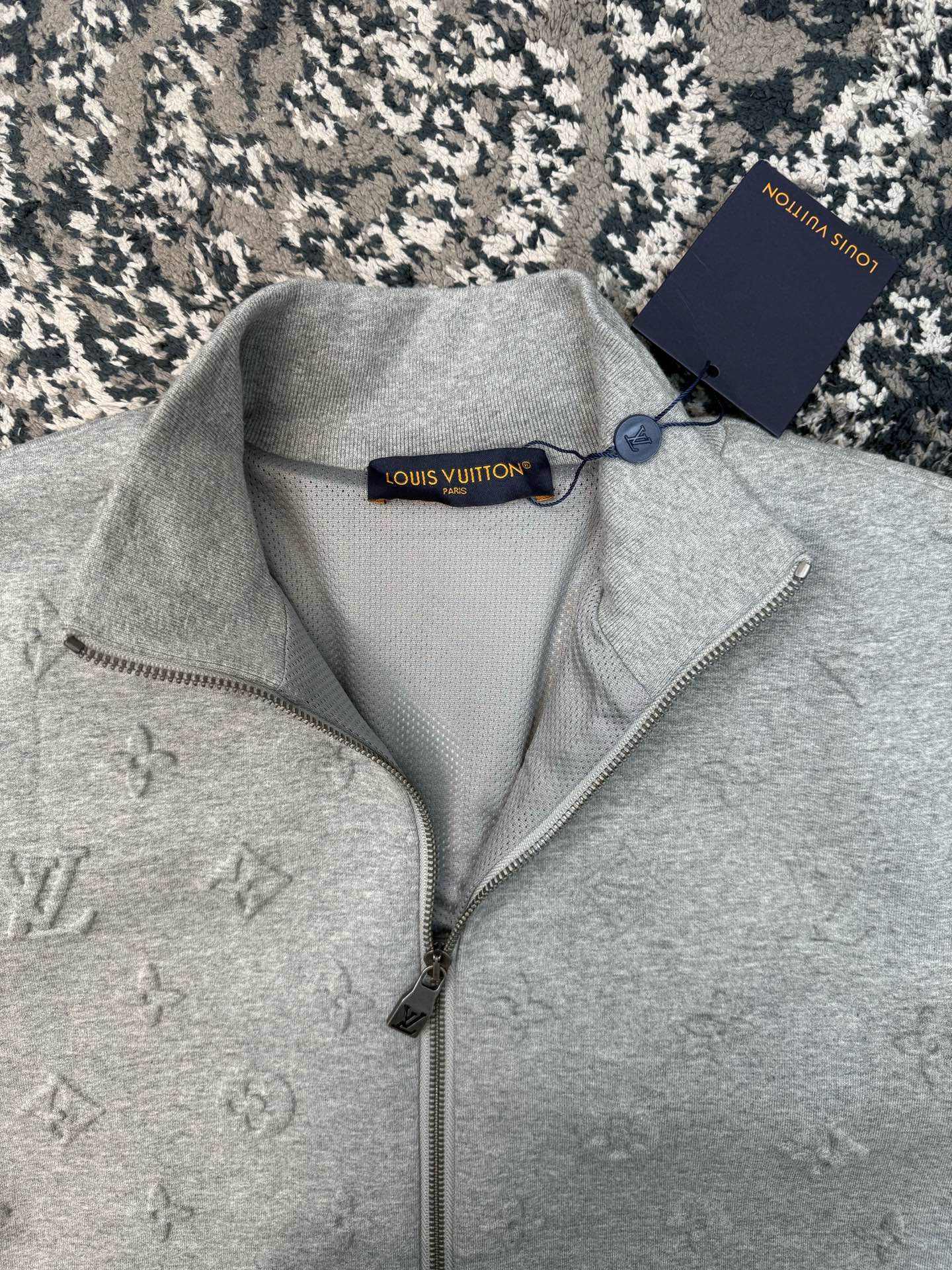  Толстовка мужская в стиле Louis Vuitton  серого цвета с тиснёным Monogram