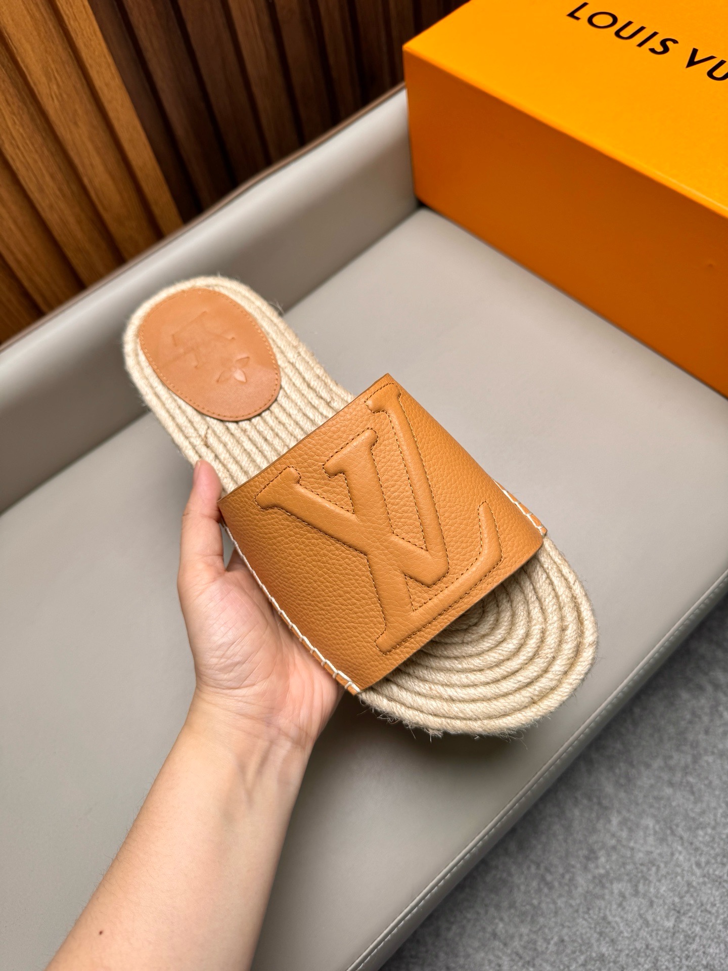 Шлёпанцы мужские в стиле Louis Vuitton коричневого цвета