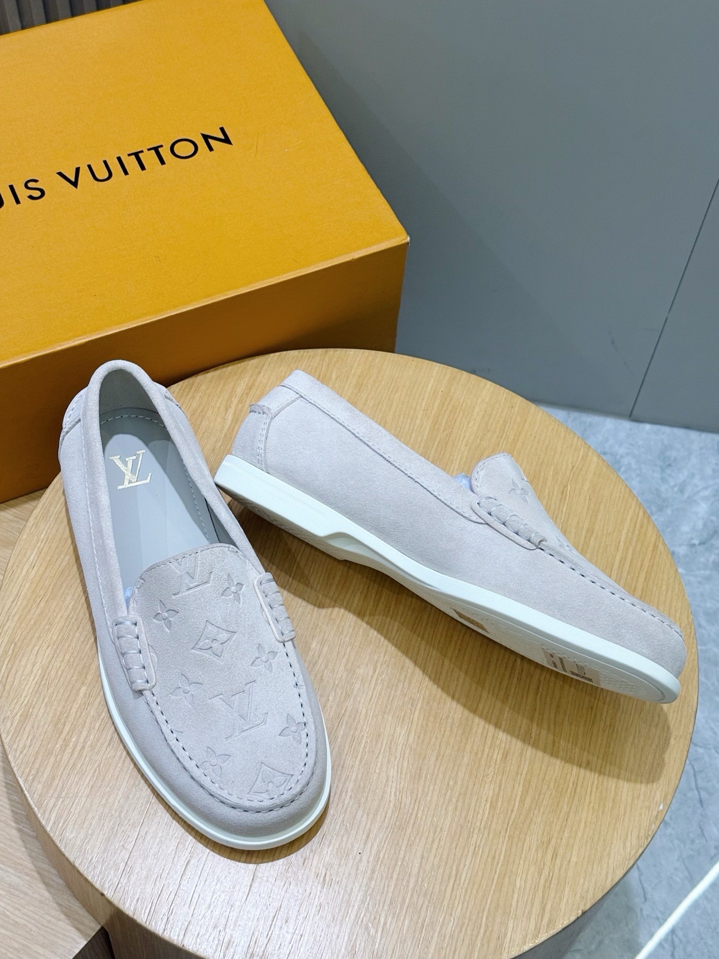 Лоферы мужские Louis Vuitton LV Croisette светло-серого цвета