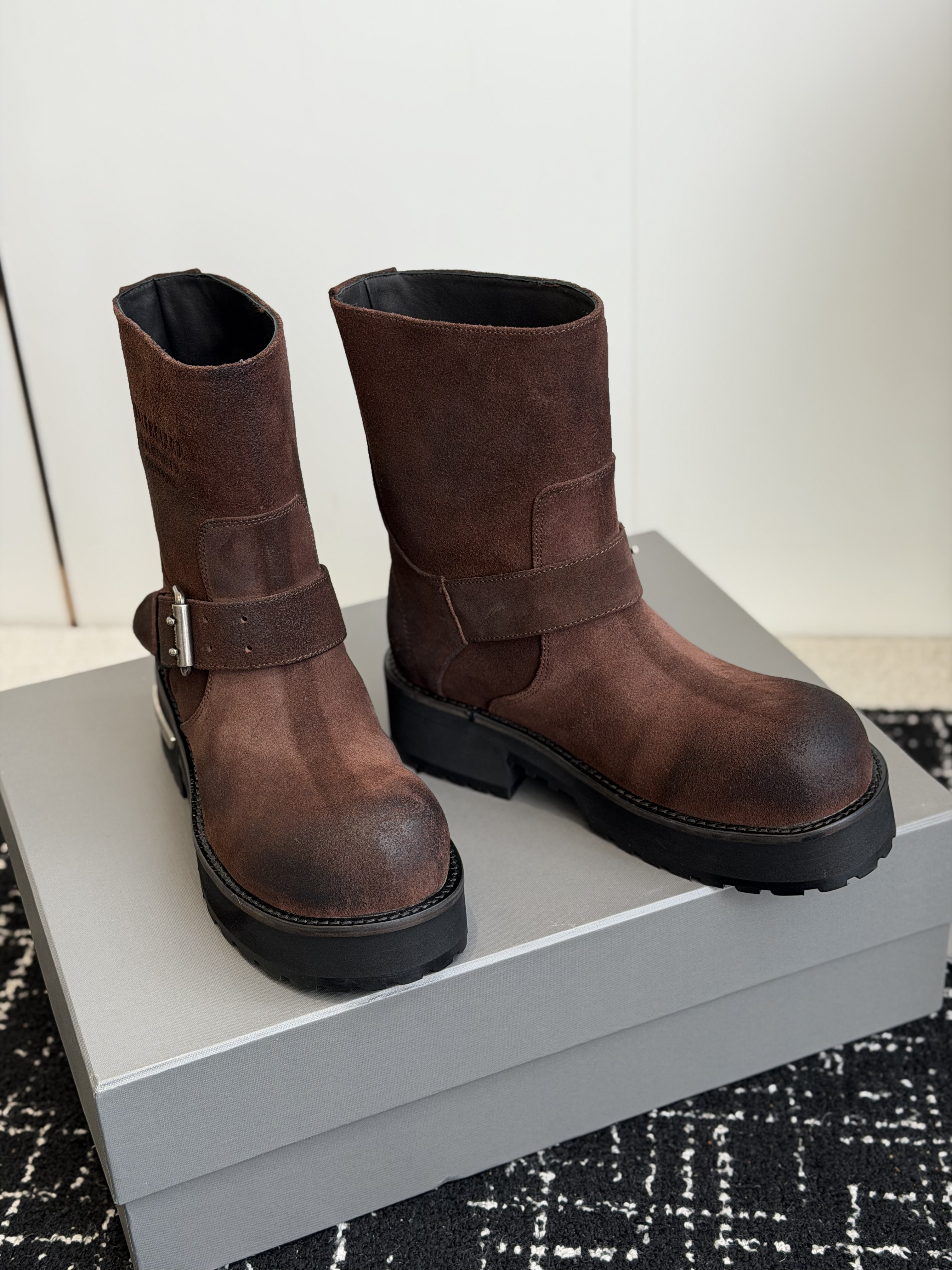 Ботинки женские Balenciaga Venom коричневого цвета