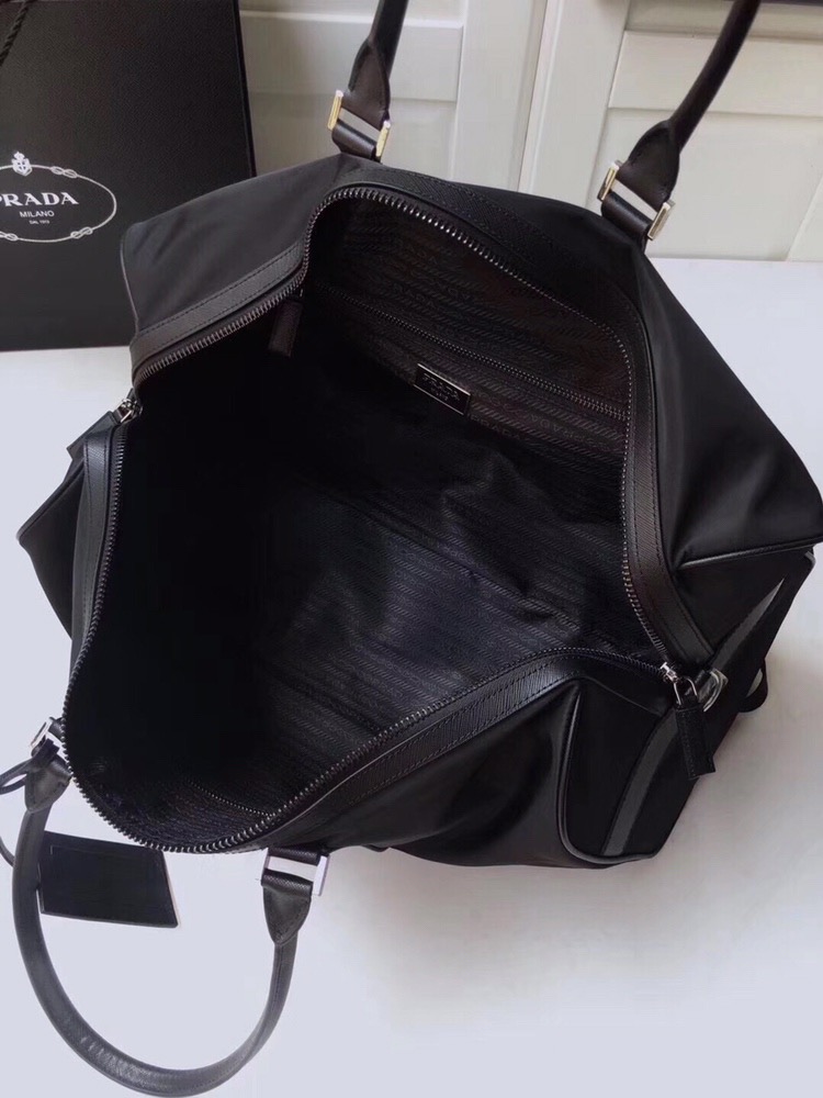 Сумка дорожная унисекс в стиле Prada из нейлона чёрного цвета с кожаной отделкой