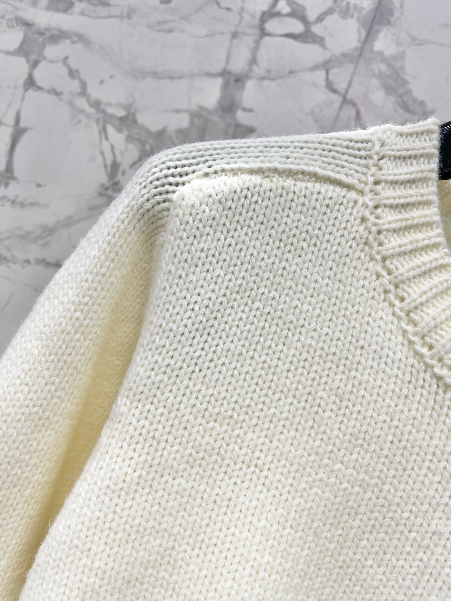 Свитер женский в стиле Celine с фирменной вязкой и акцентной вышивкой