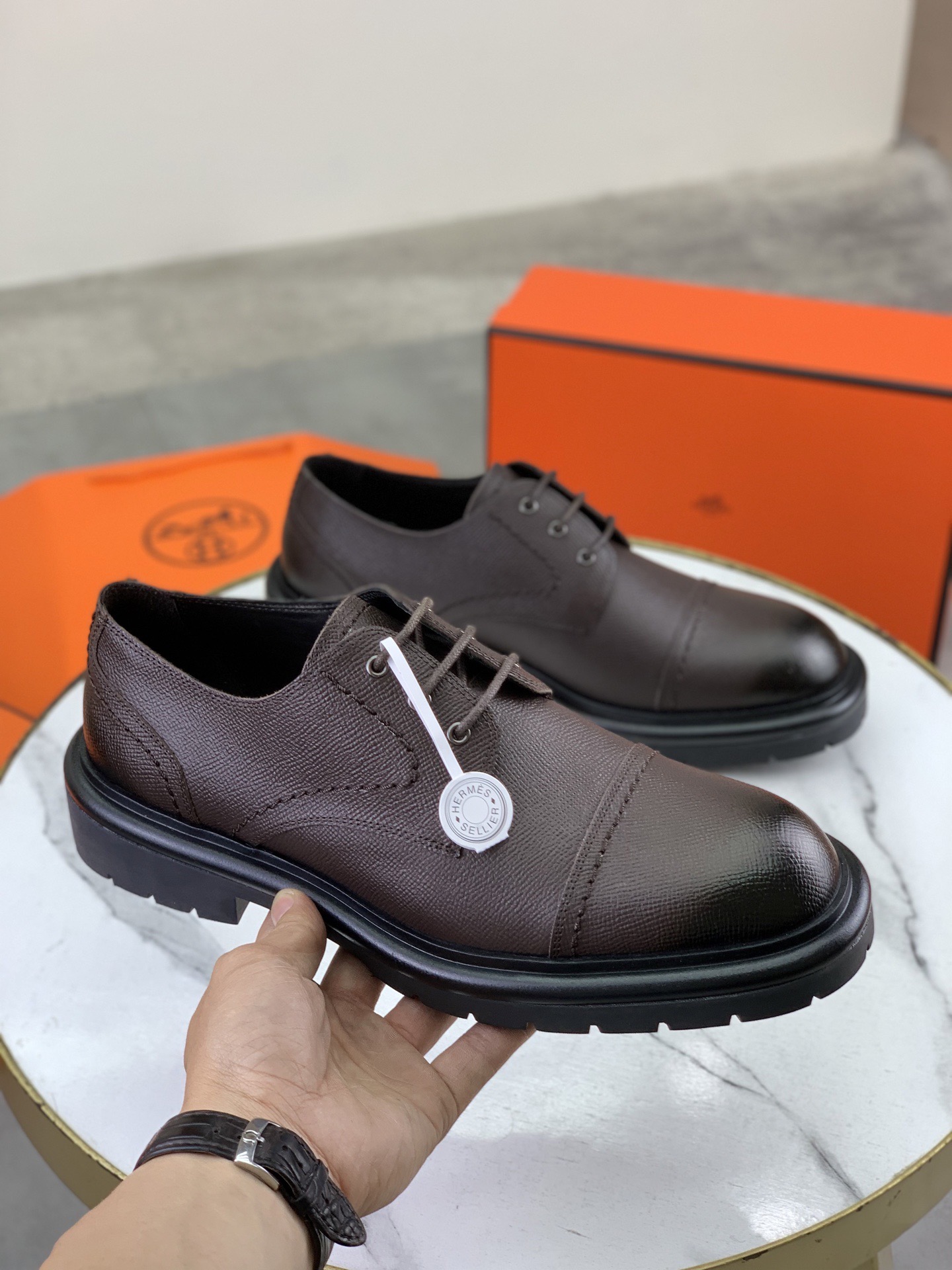 Дерби мужские в стиле Hermes из натуральной зернистой кожи коричневого цвета