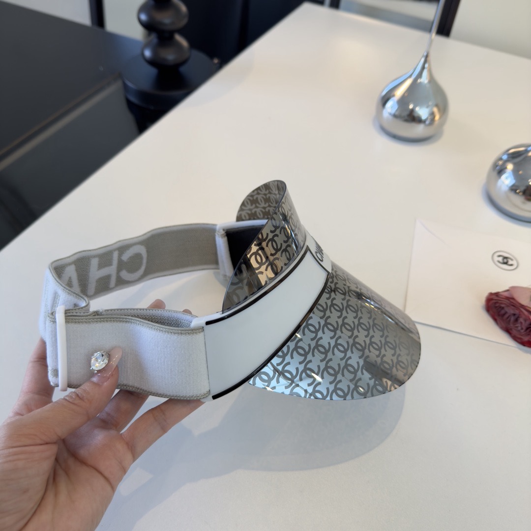 Козырёк женский в стиле Chanel серебристого цвета