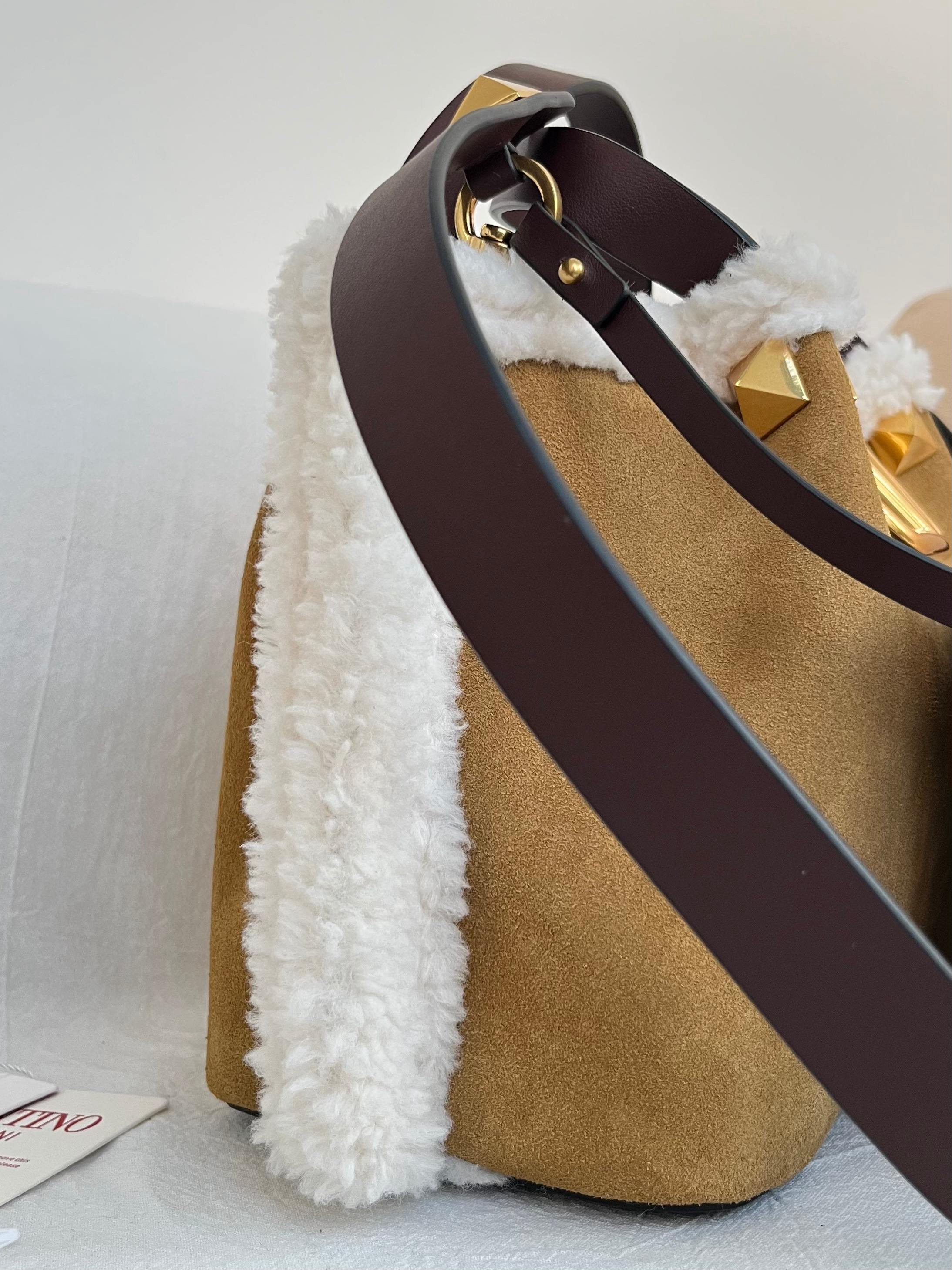 Сумка женская в стиле Valentino VLogo коричневого цвета(25 см)