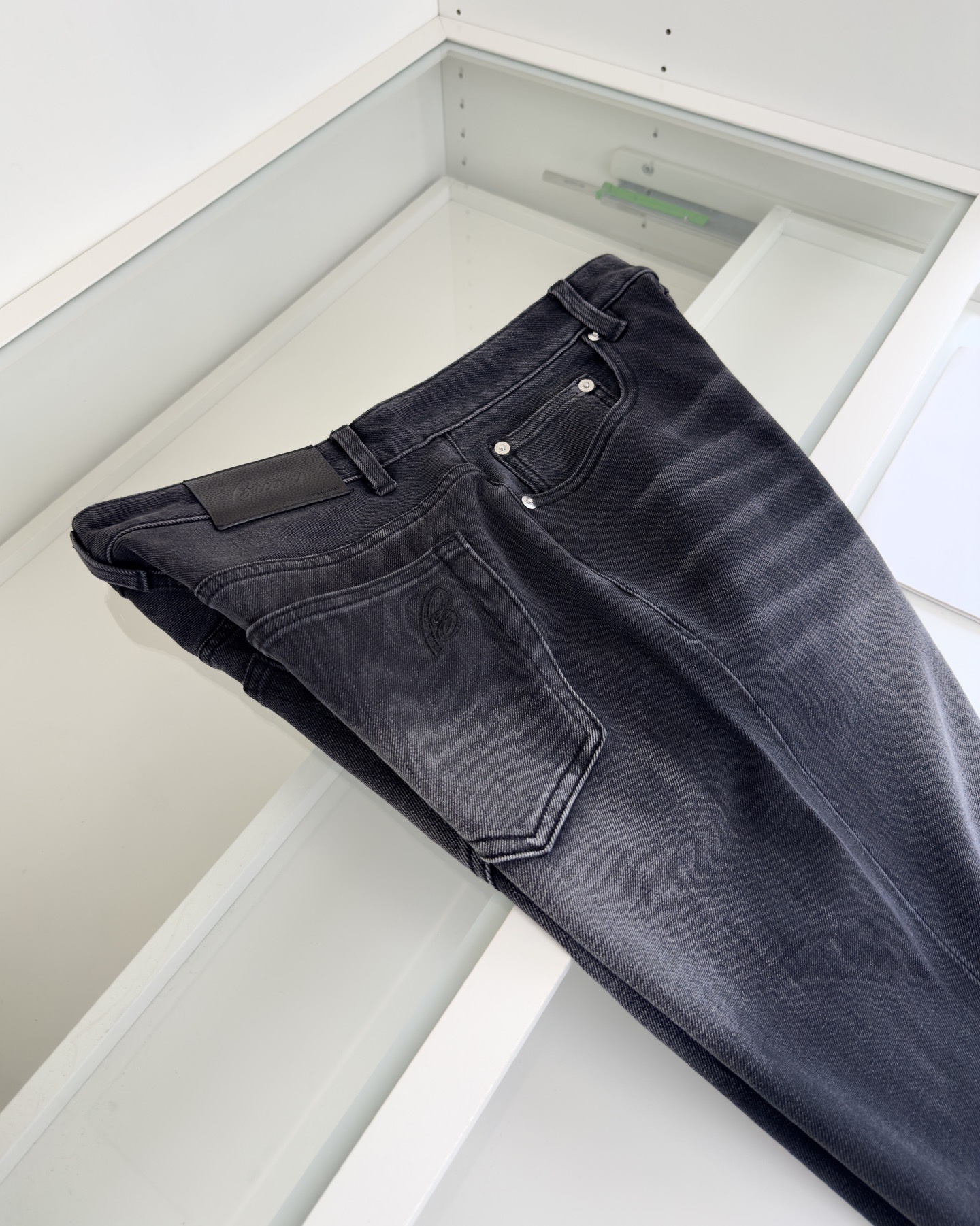 Джинсы мужские в стиле Brioni прямого кроя чёрно-серого цвета из денима