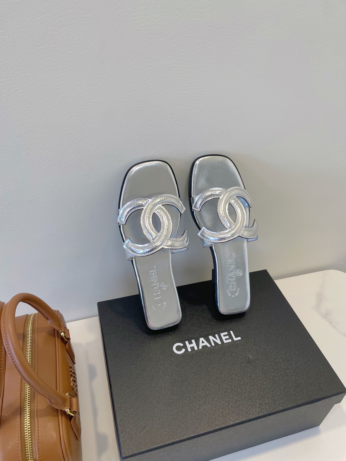 Мюли женские в стиле Chanel 26 с логотипом CC из натуральной кожи серебряного цвета